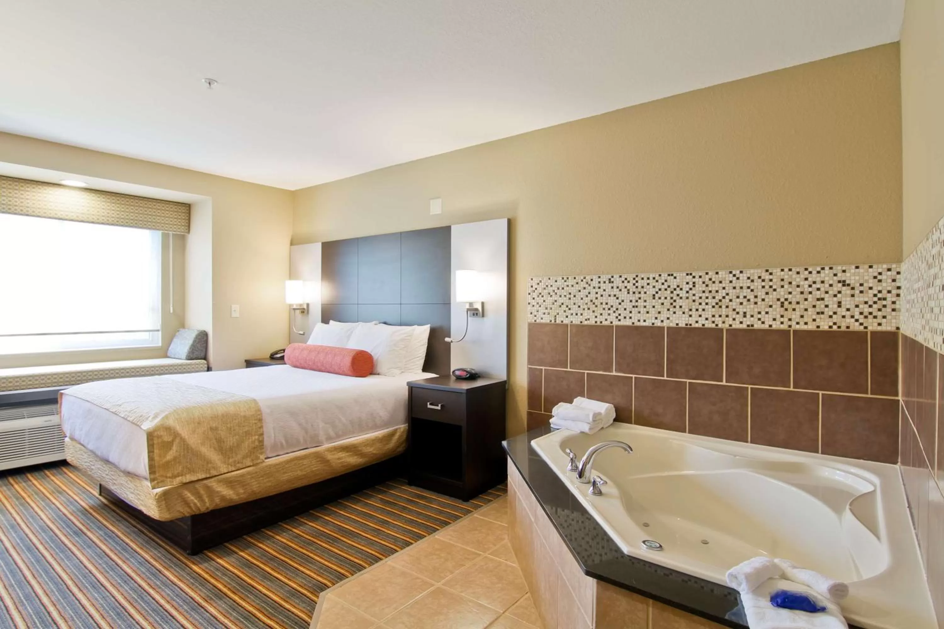 Photo of the whole room, Bed in Best Western Plus Woodstock Inn & Suites