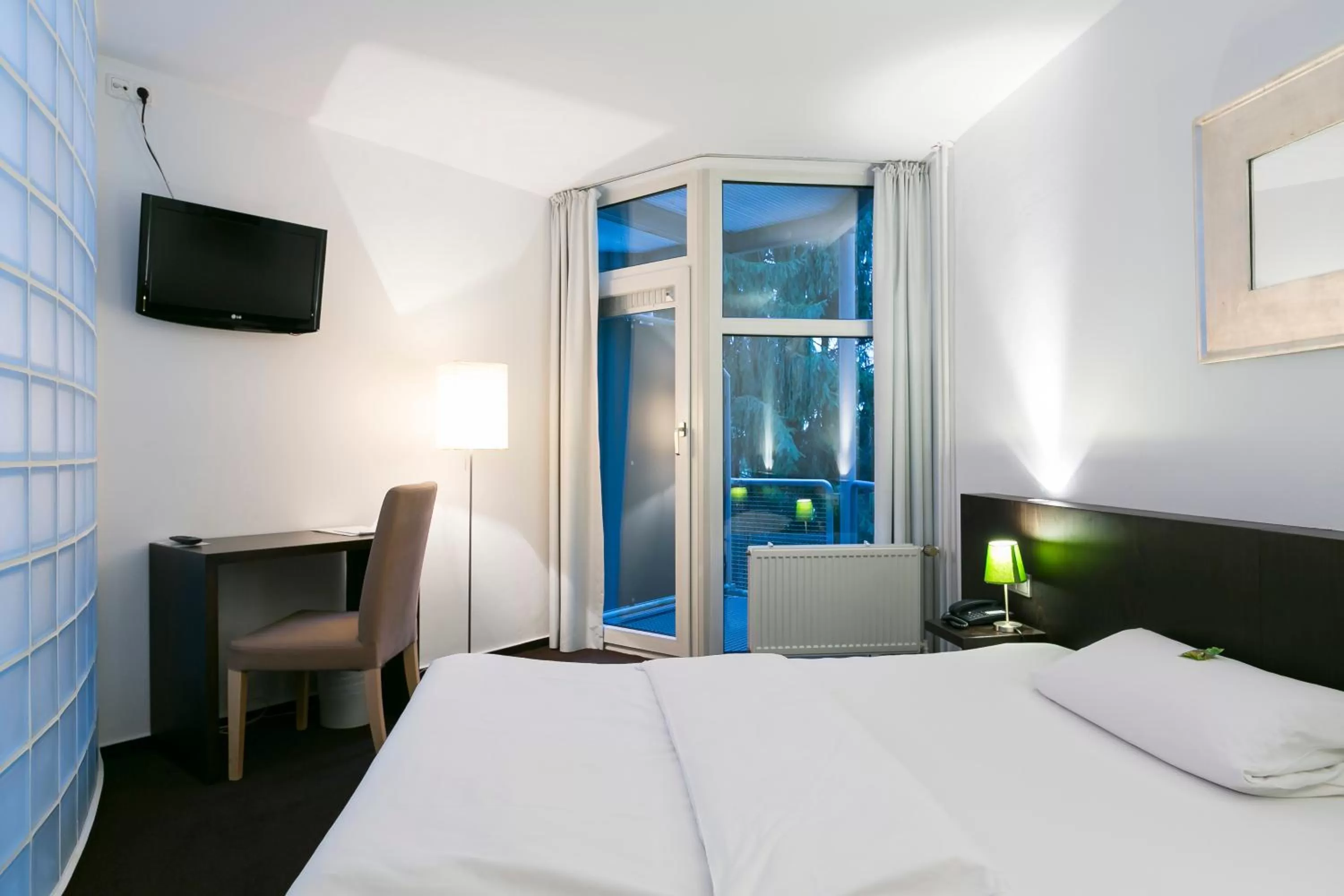 Photo of the whole room, Bed in Wald & Golfhotel Lottental