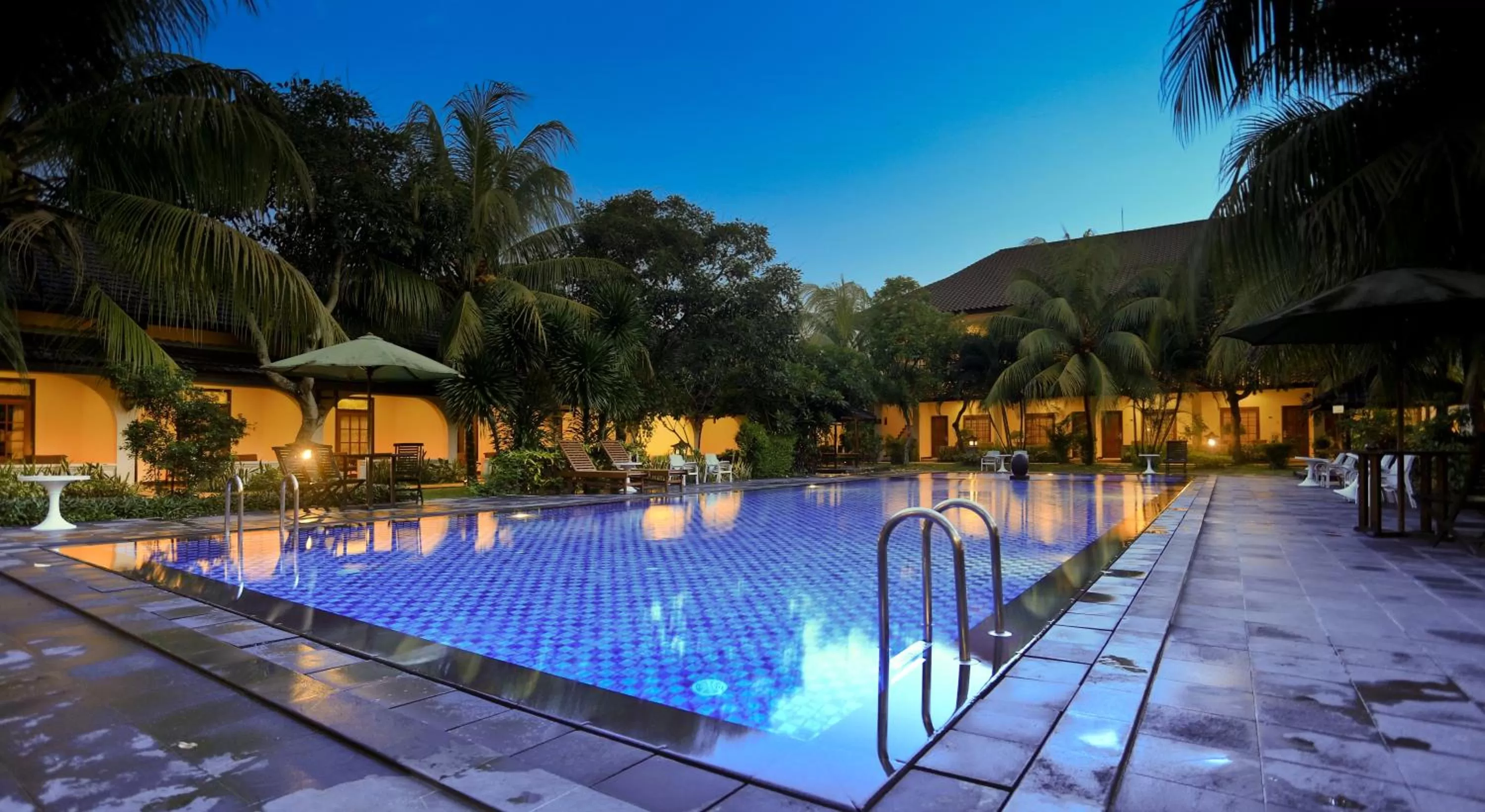 Swimming pool in Lombok Garden Hotel
