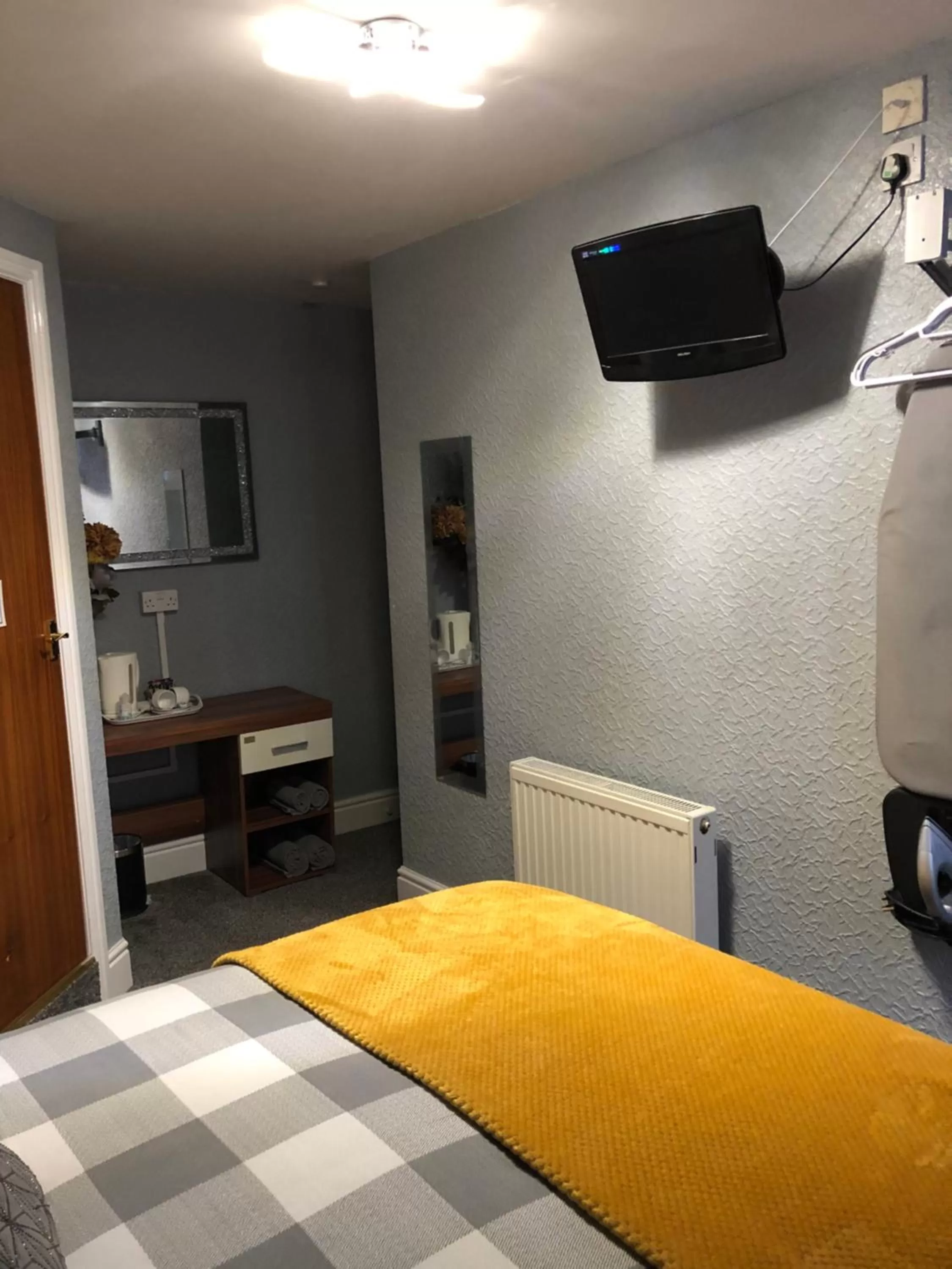 Photo of the whole room, Bed in Springfield Hotel