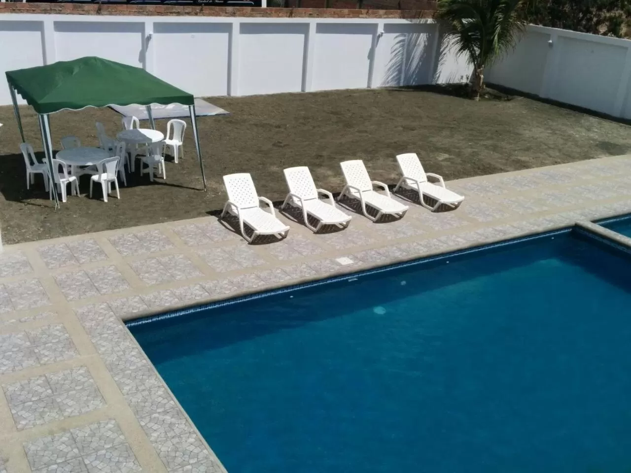 Swimming pool in Manta Airport Hotel