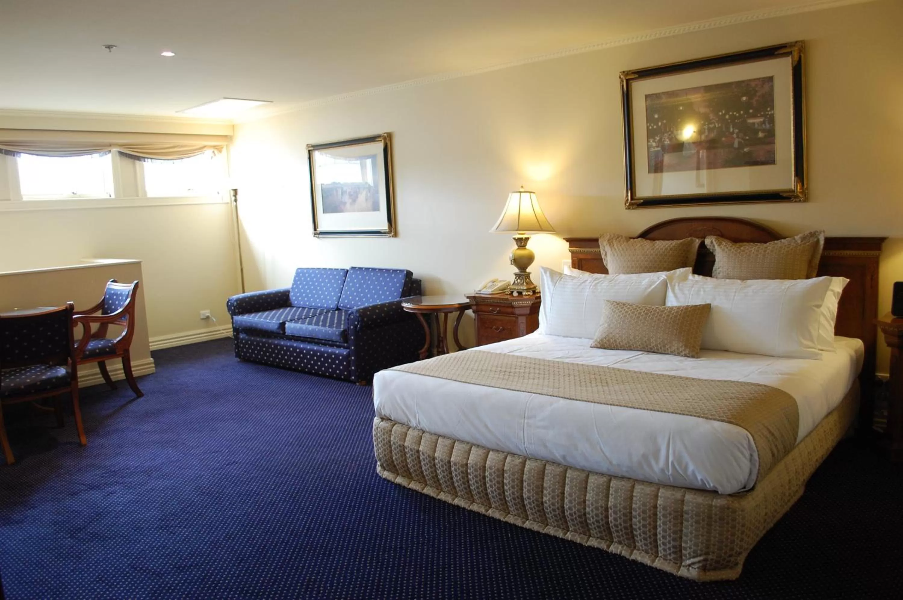 Bedroom, Bed in Canterbury International Hotel