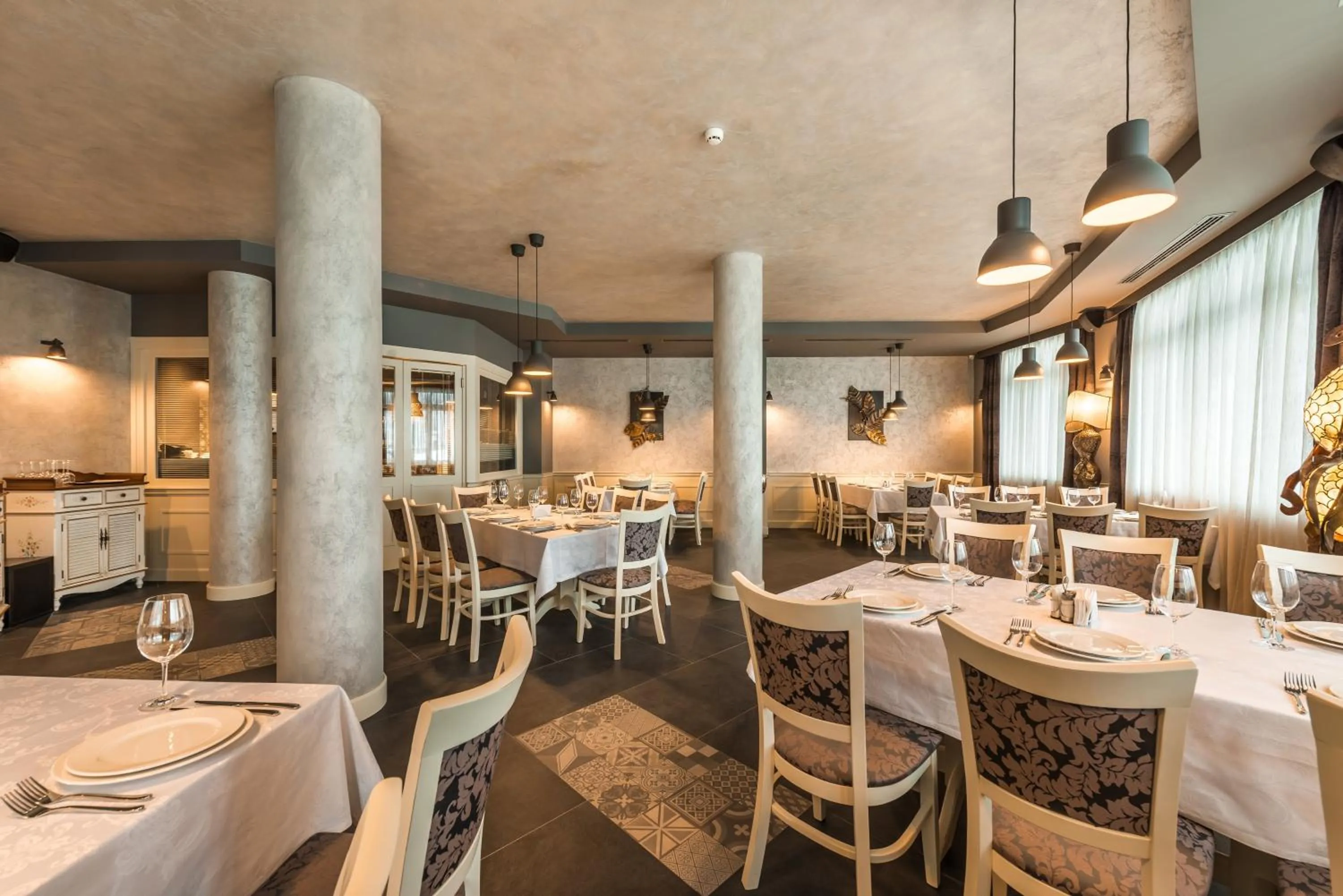 Restaurant/places to eat in All Seasons Residence Design Hotel - Free parking