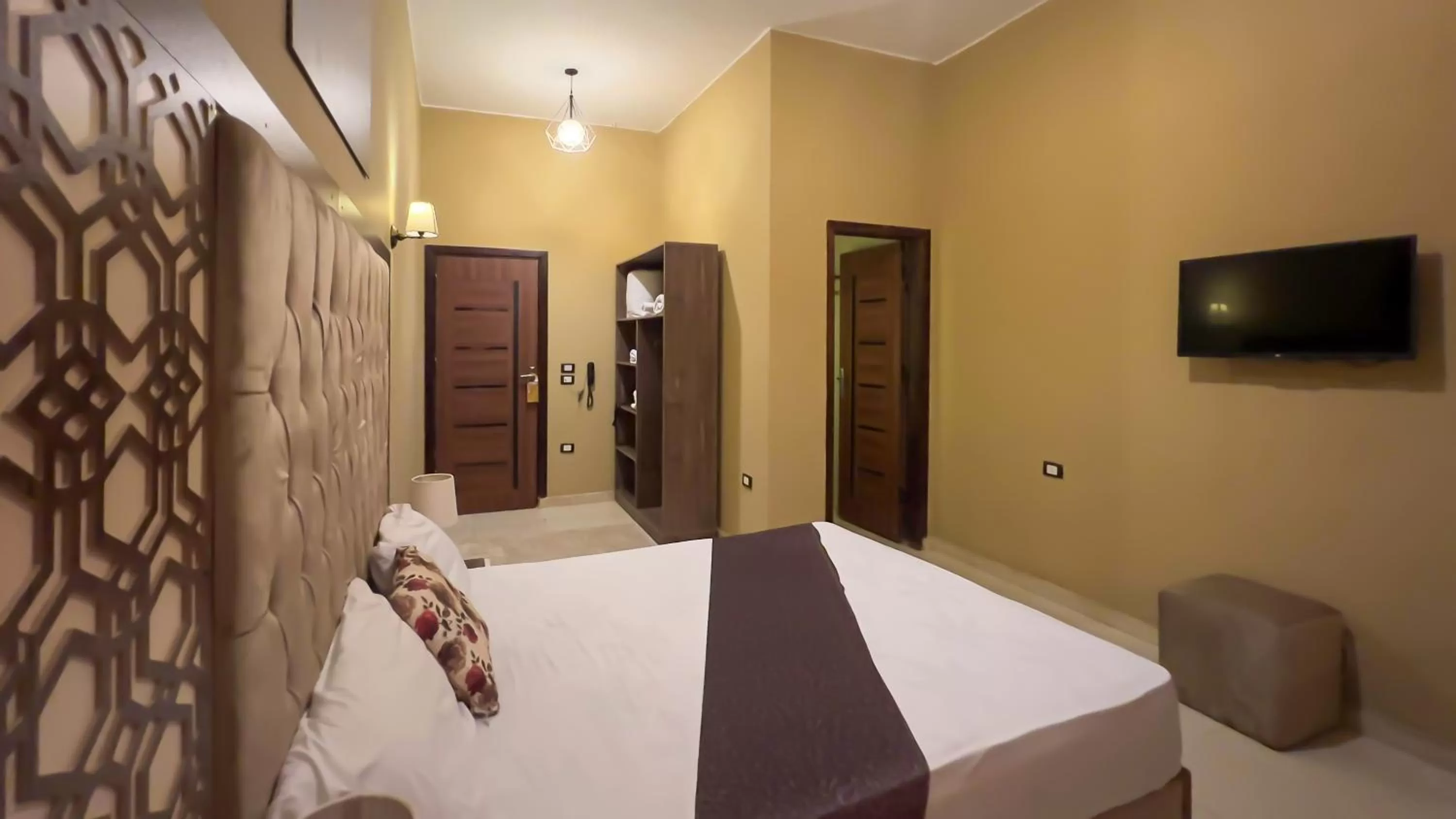 Photo of the whole room, Bed in King Cheops Inn - Pyramid View