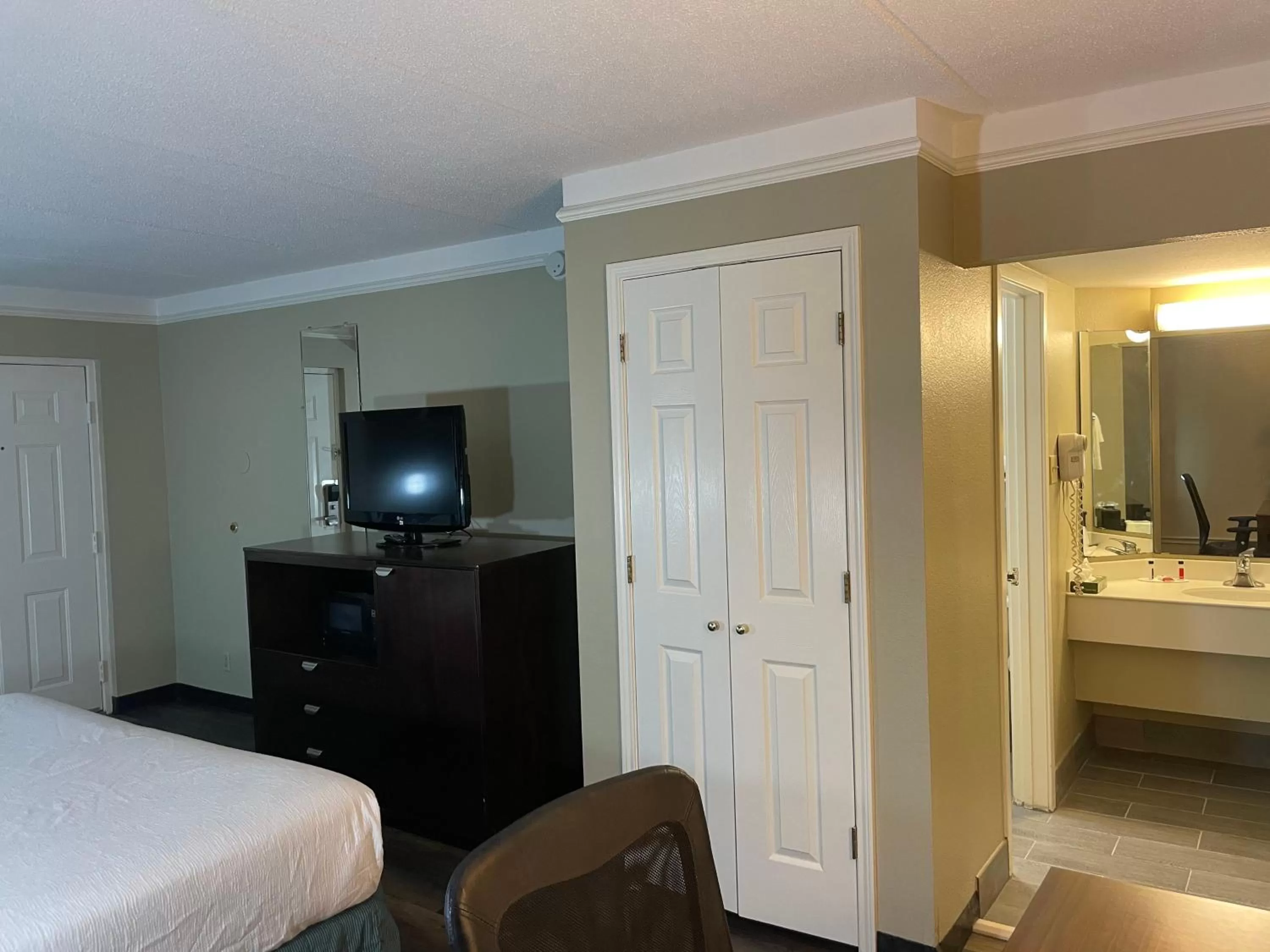 Bedroom, Bed in Travelodge by Wyndham Tuscaloosa