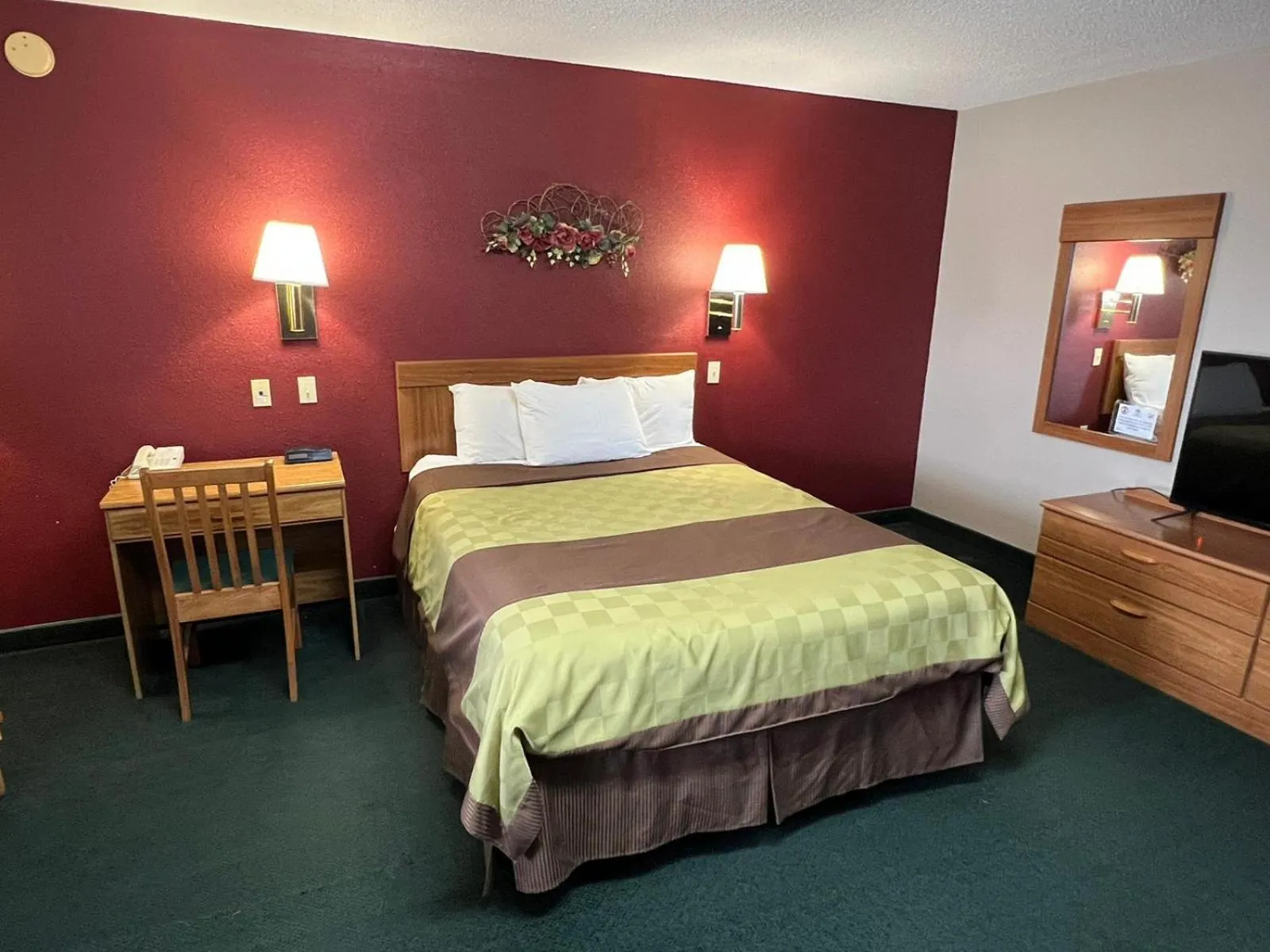 TV and multimedia, Bed in Americas Best Value Inn Suburban