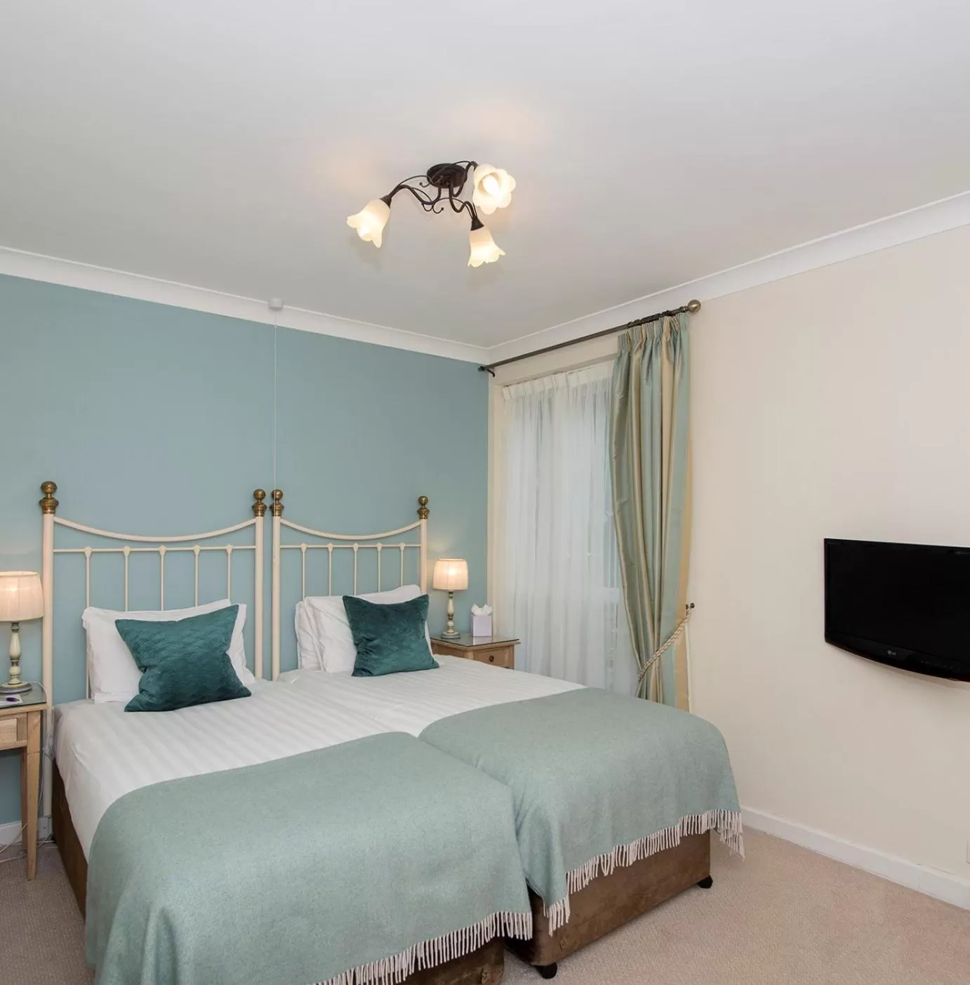 Photo of the whole room, Bed in Three Ways House Hotel