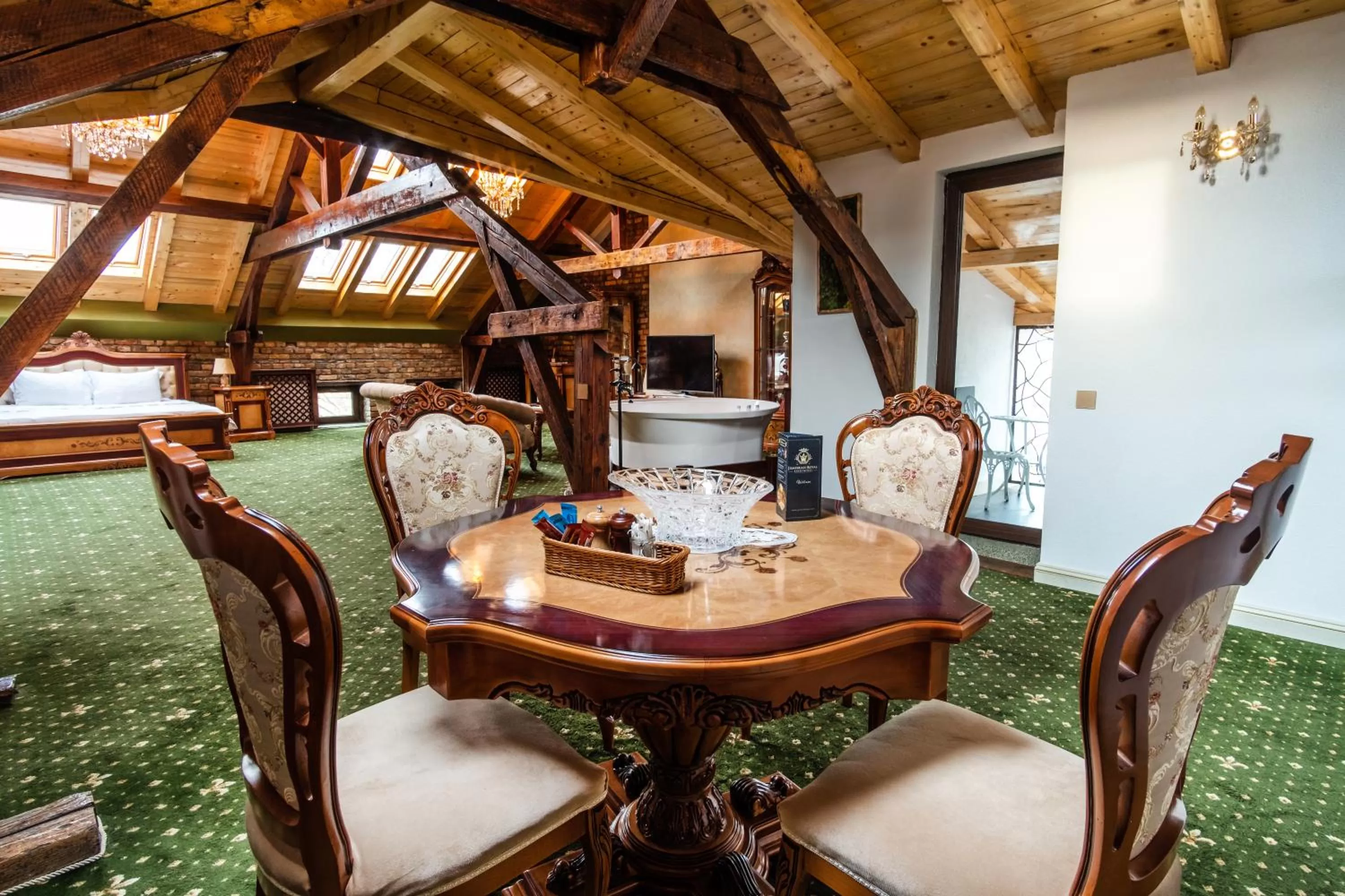 Dining area in JMR Royal -Luxury Rooms & Private Sauna