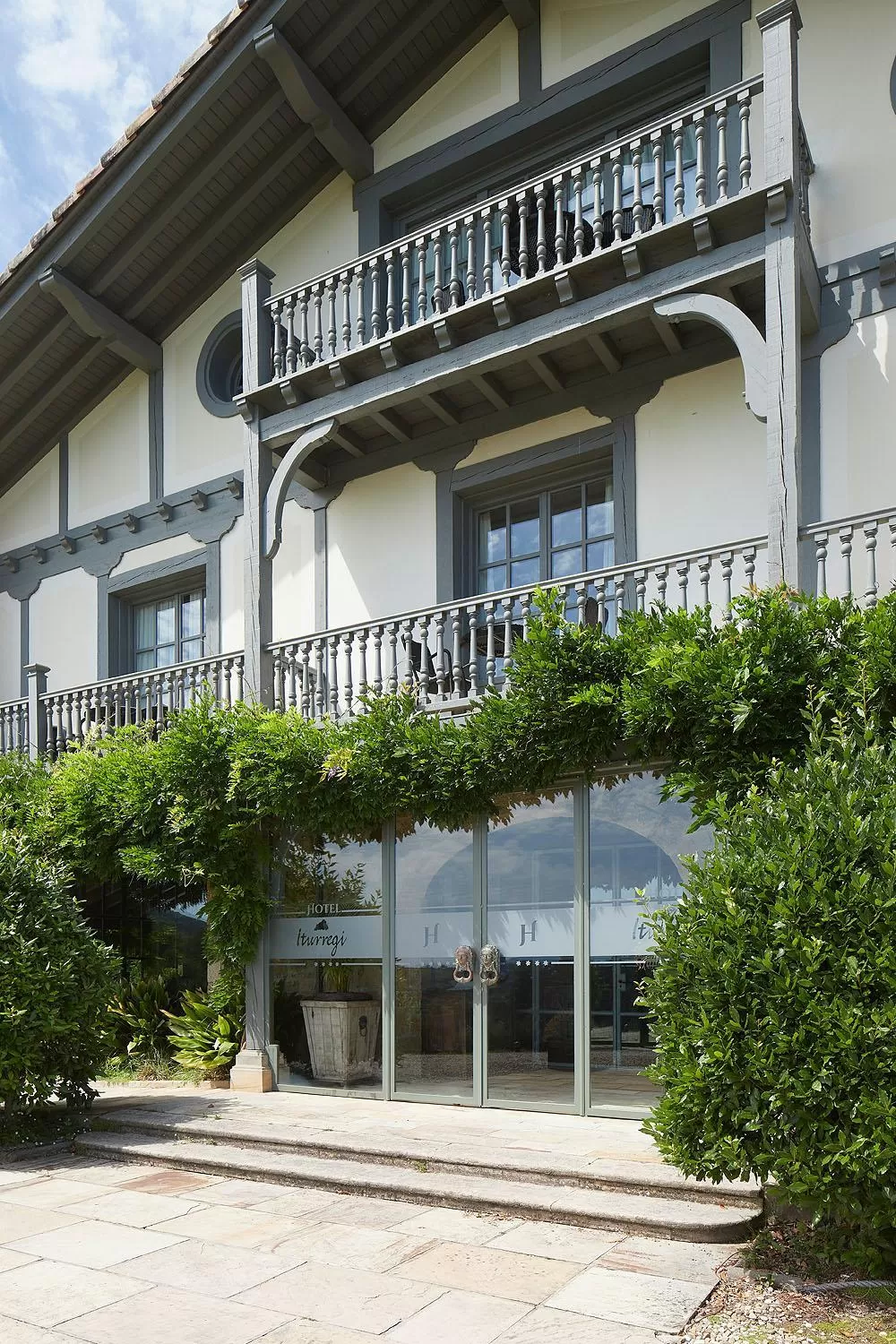 Facade/entrance in Hotel Iturregi