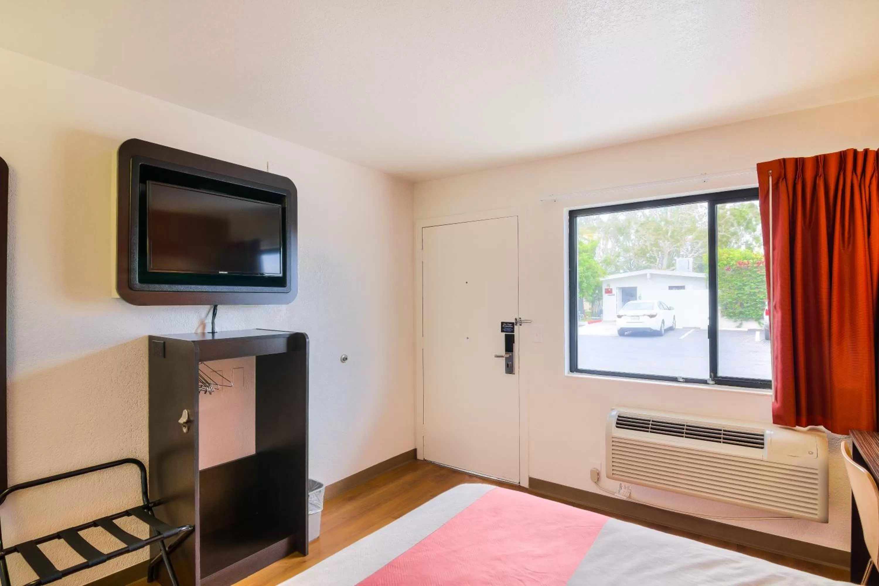 TV and multimedia, Bed in Motel 6-Camarillo, CA