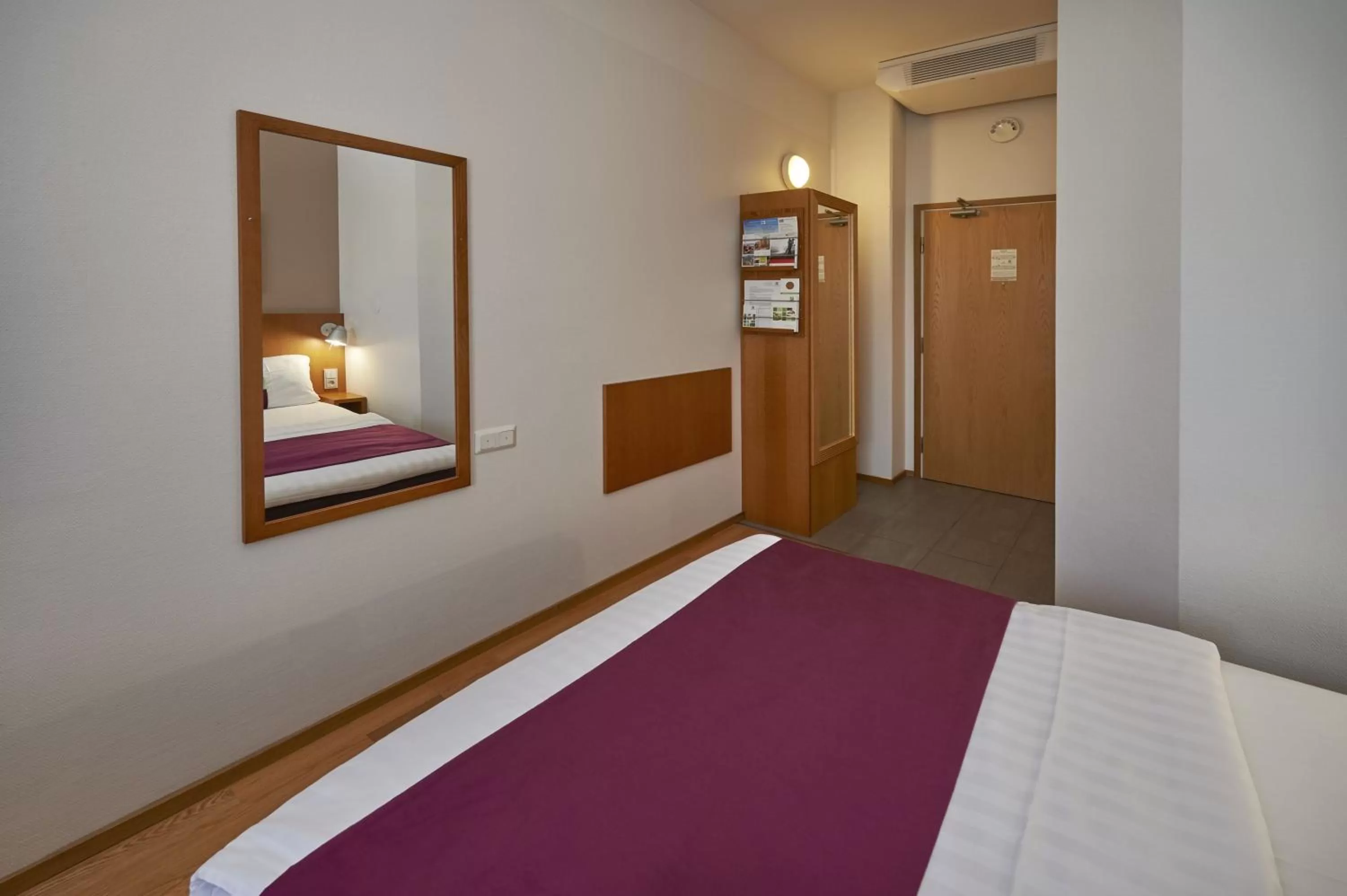 Photo of the whole room, Bed in Holiday Inn Helsinki-Vantaa Airport by IHG