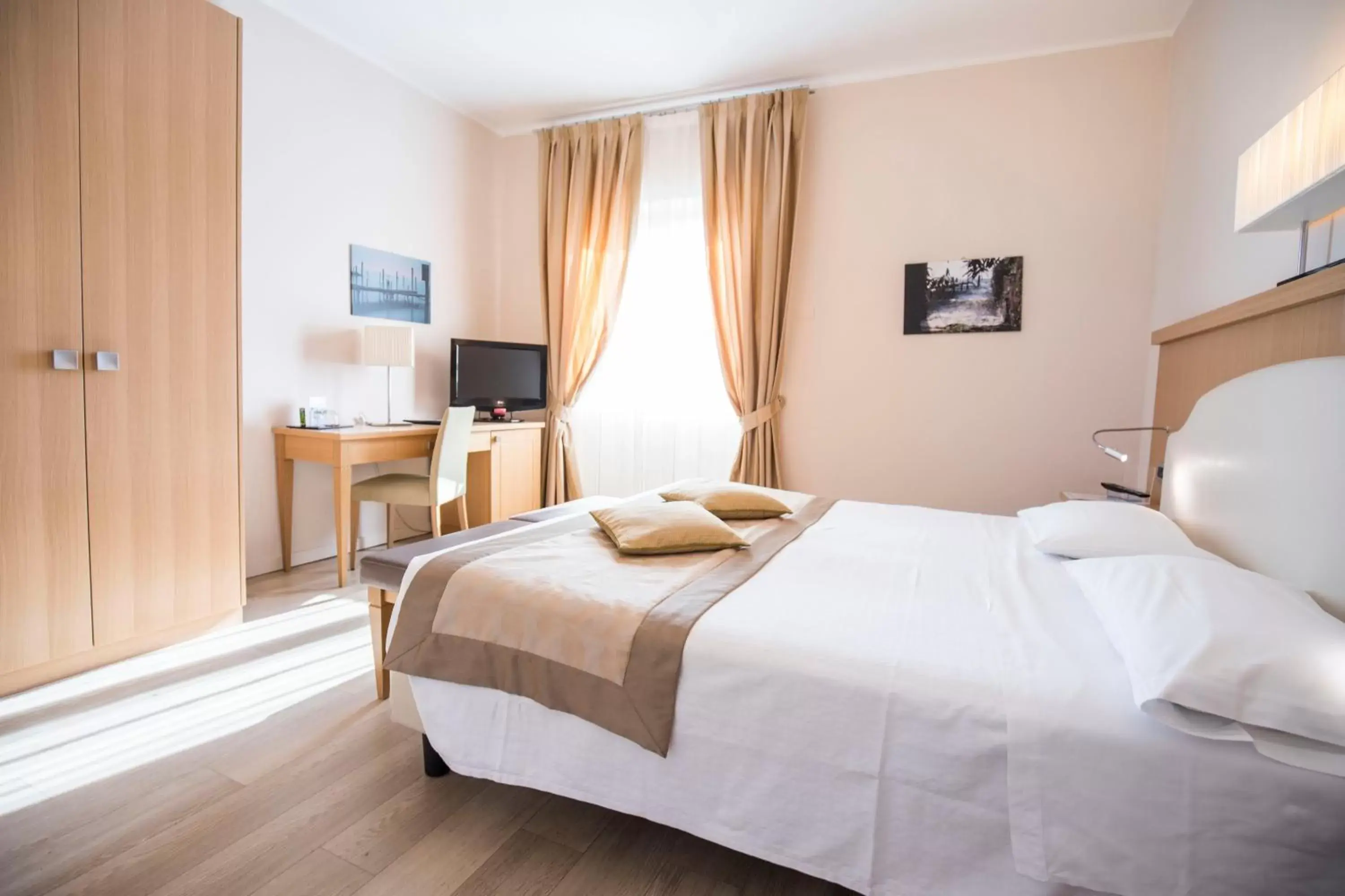Classic Double Room with Spa Access in Hotel Sirmione Terme Classic Double Room with Spa Access in Hotel Sirmione Terme