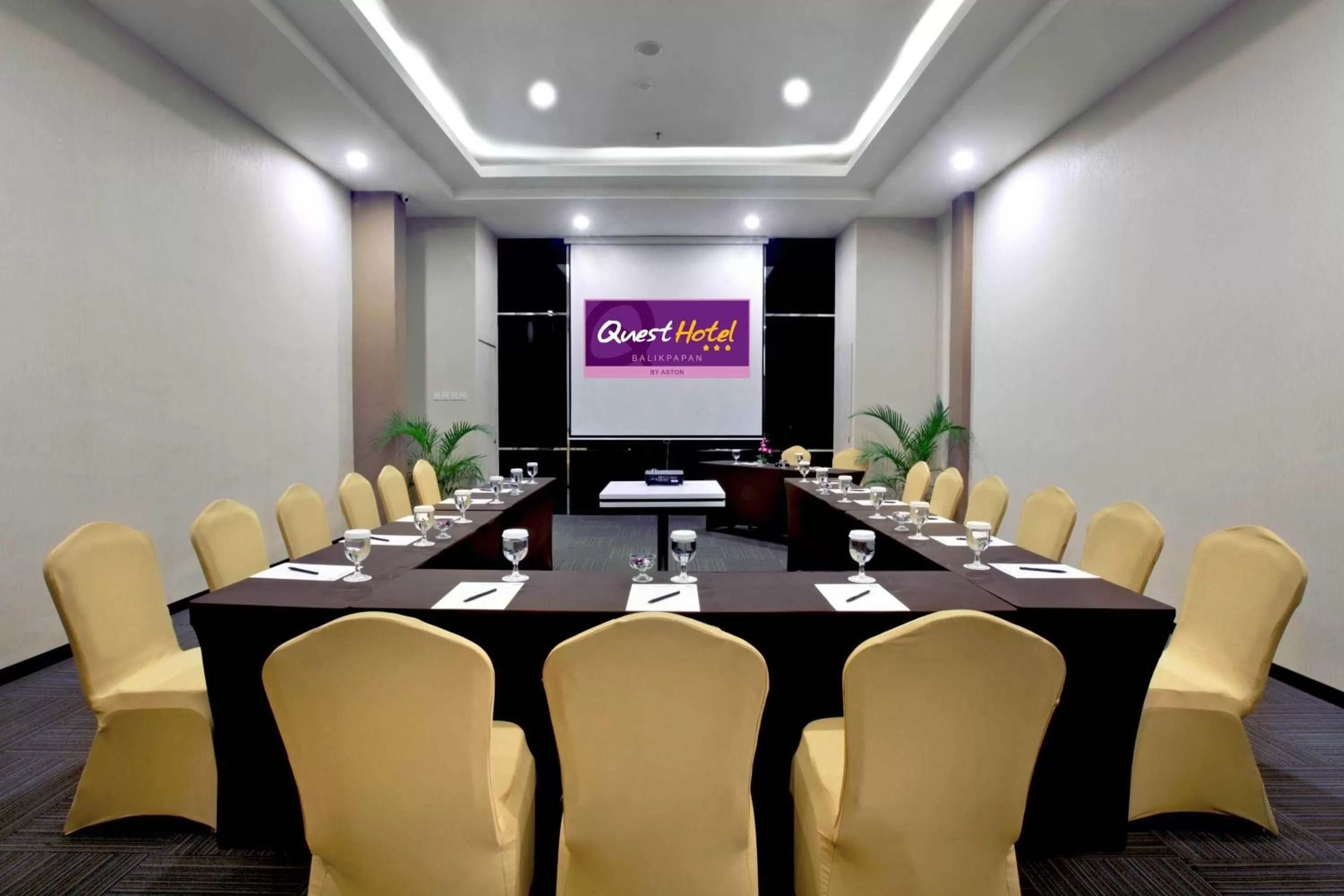 Meeting/conference room in Quest Hotel Balikpapan by ASTON