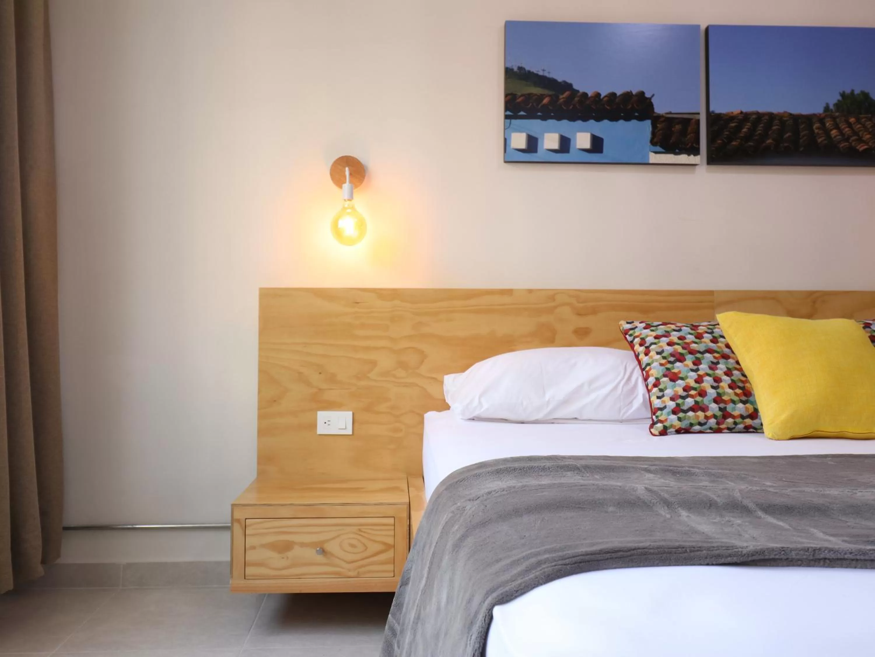 Bed in 554 Apartments