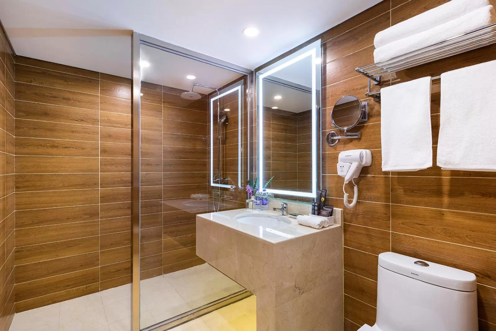 Toilet in Novotel Beijing Peace