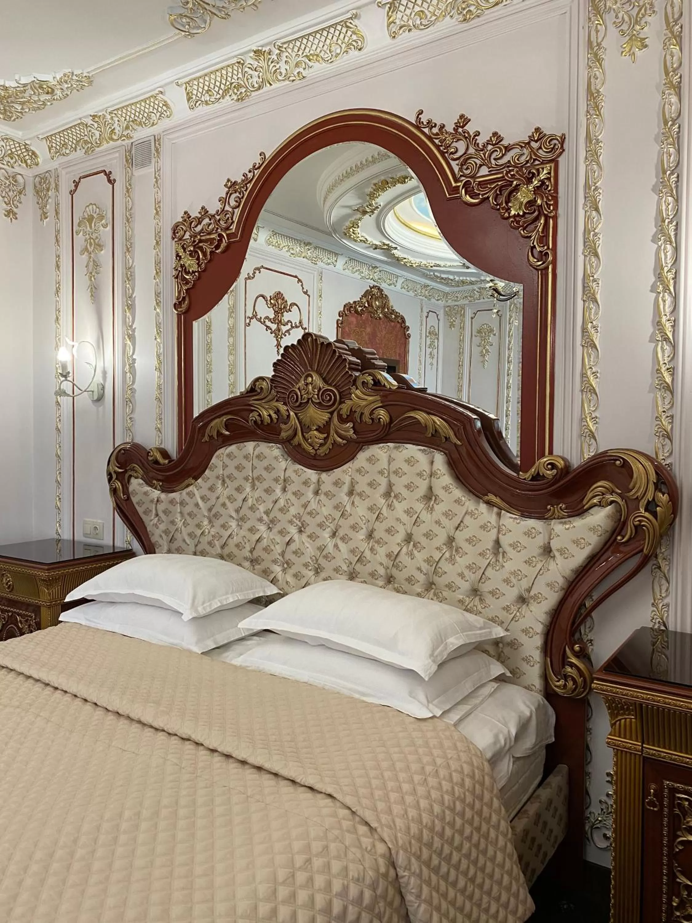 Bed, Room Photo in Lion Hotel