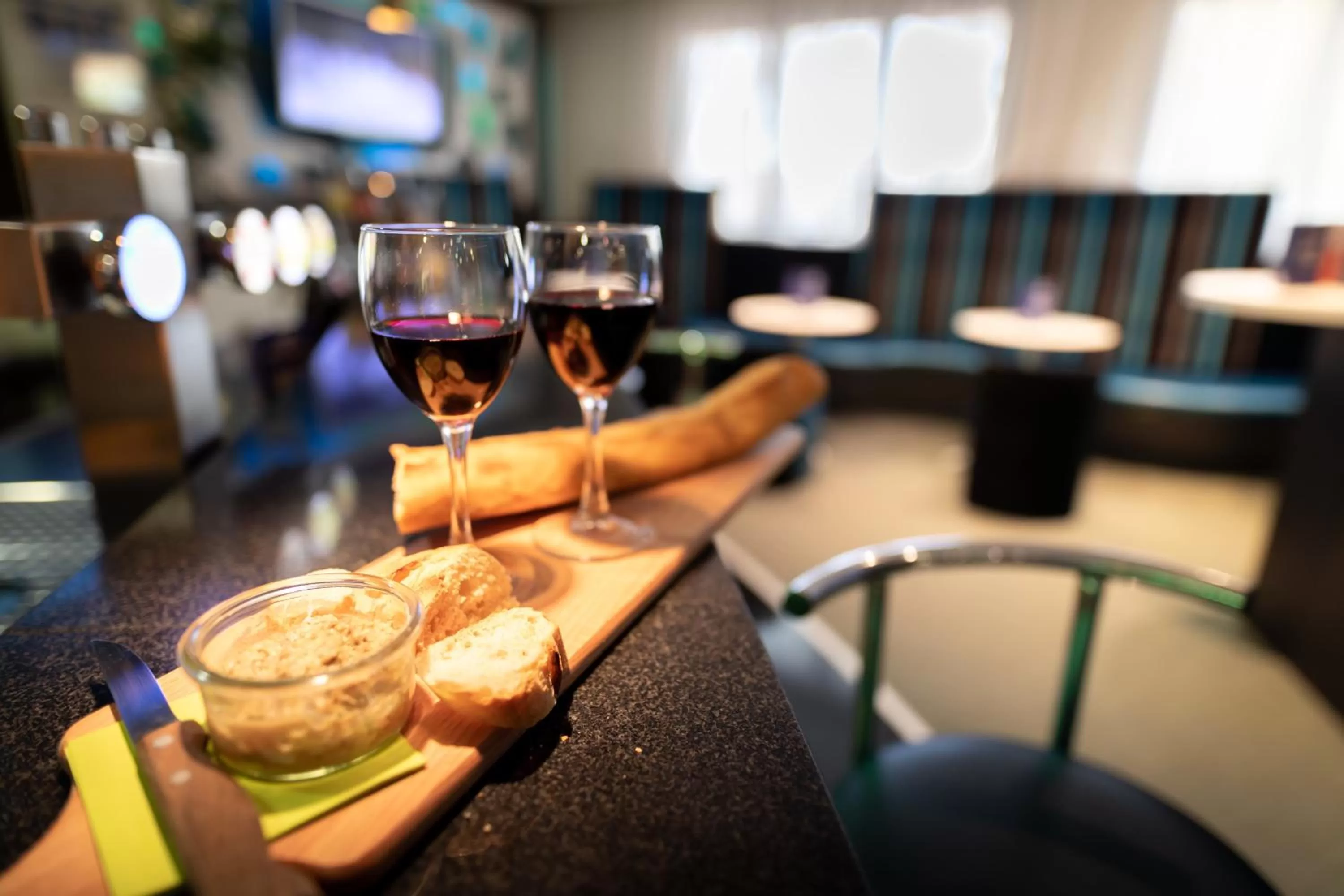 Lounge or bar in Holiday Inn Express Arras by IHG