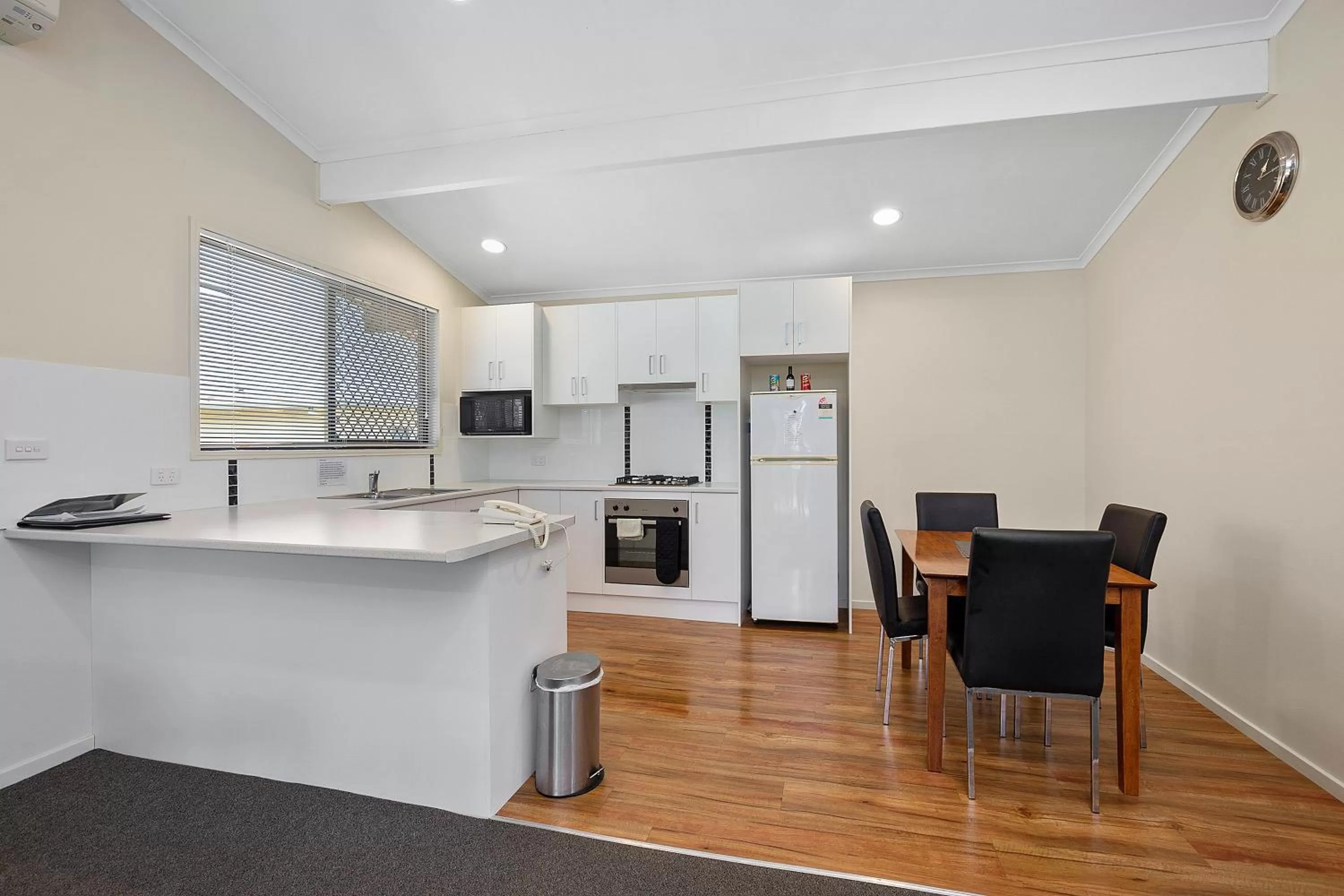 Kitchen or kitchenette in Thunderbird Motel Yass