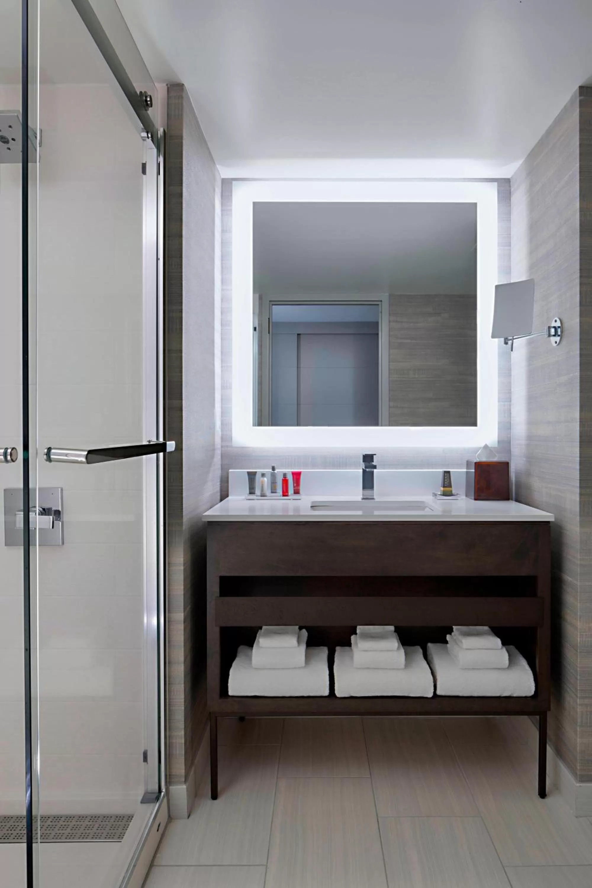 King Room with Roll-in Shower - Mobility Accessible in Indianapolis Marriott Downtown