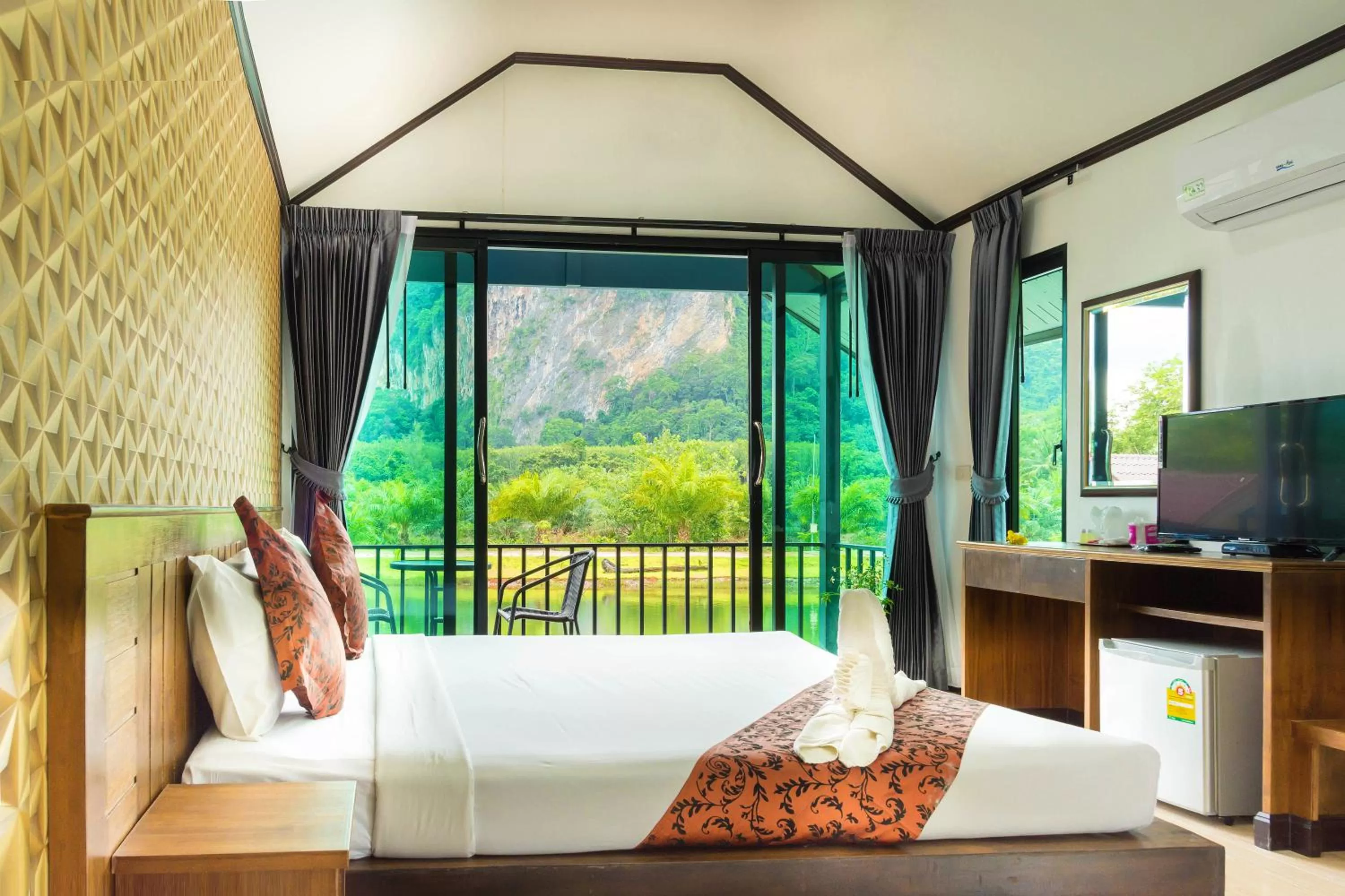 Bed in Baannai Lake View Resort