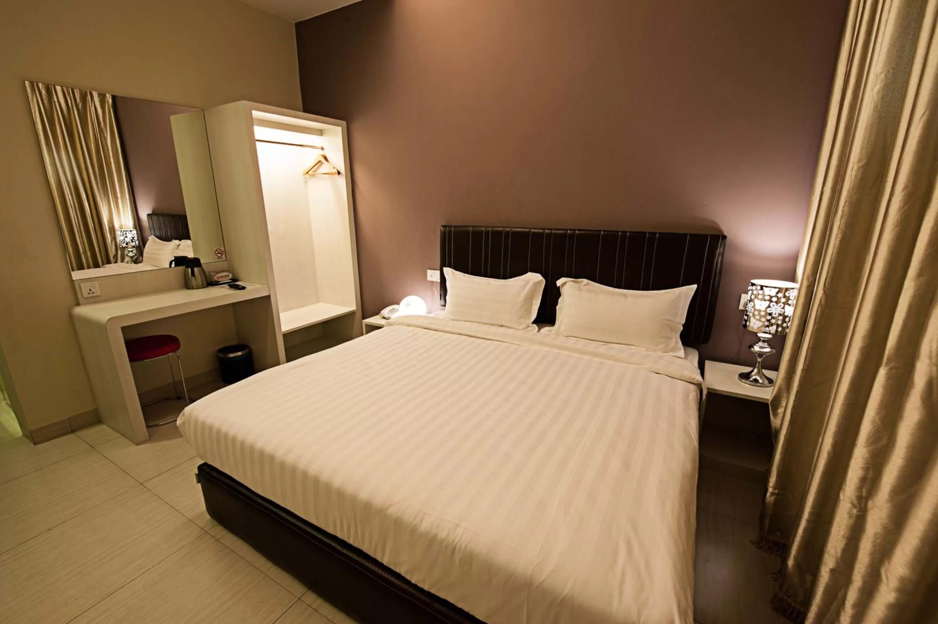 Property building, Bed in Seven Hotel