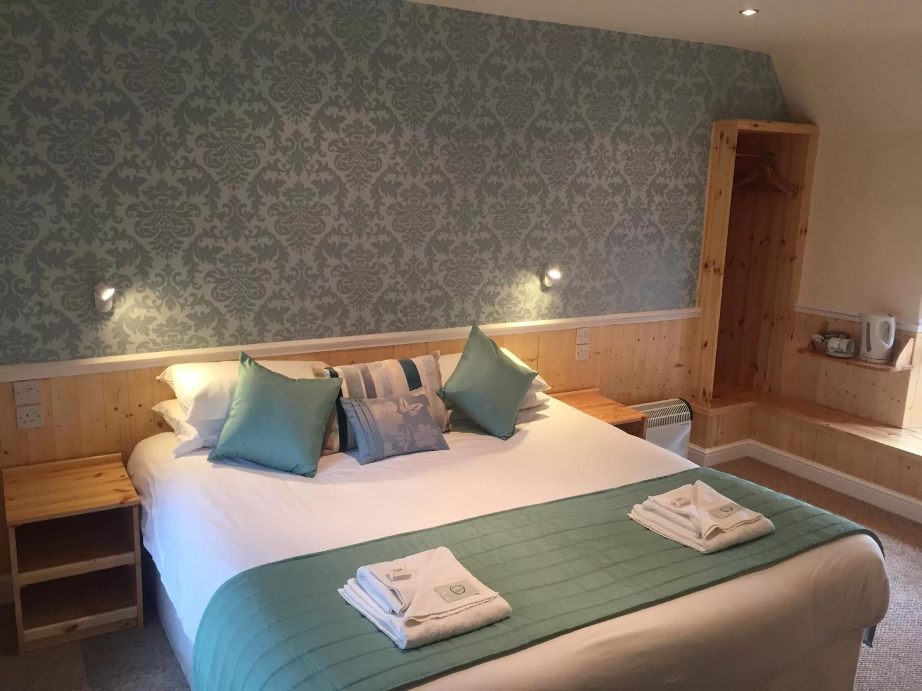 Bedroom, Bed in Nithsdale Hotel