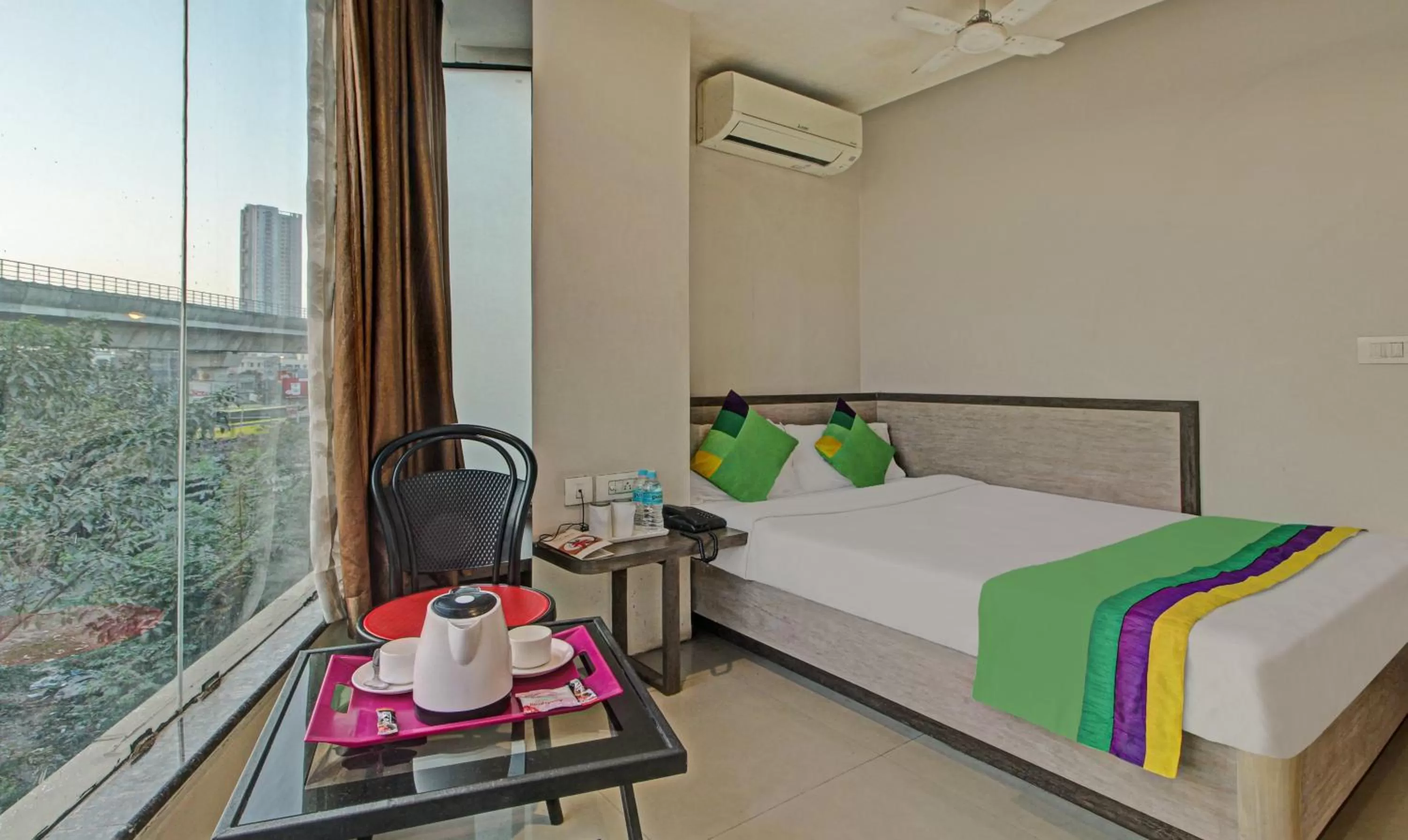 Bed in Treebo Glassotel Near Ruby Hospital