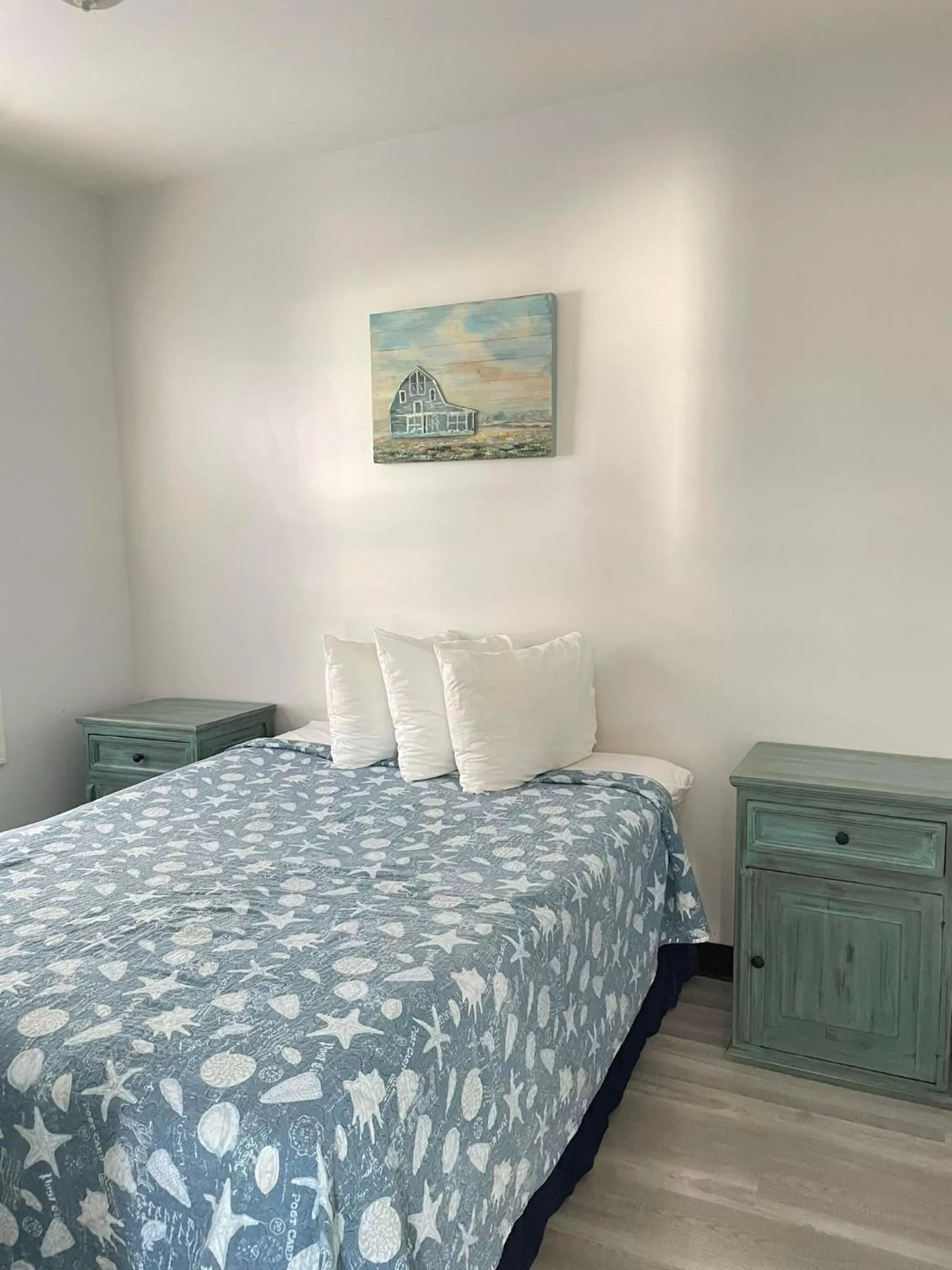 Bed in The Grand Beach Inn