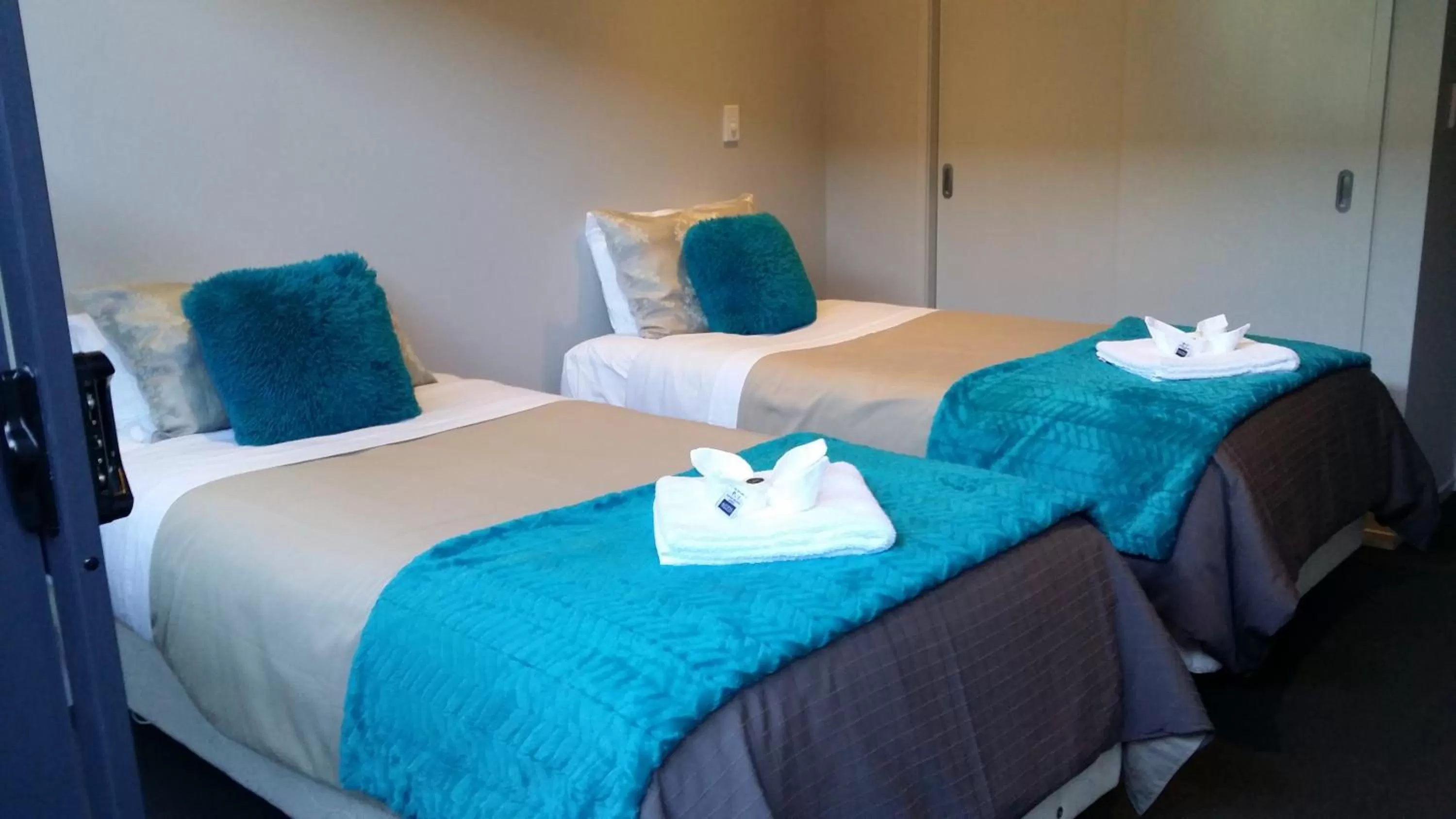 Three-Bedroom Family Suite - Water Front  in Sovereign Pier On The Waterways