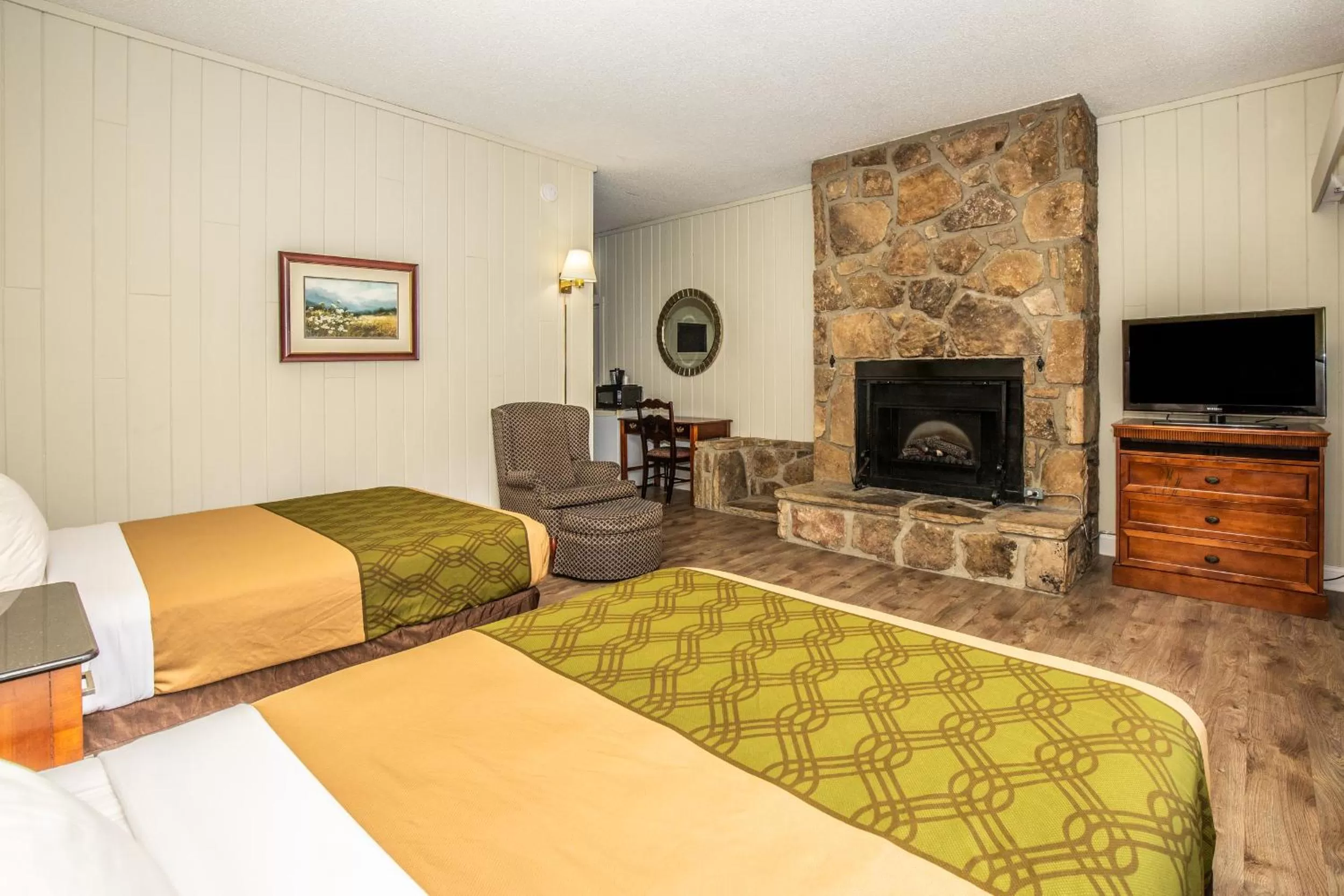 Photo of the whole room, Bed in Chalet Inn