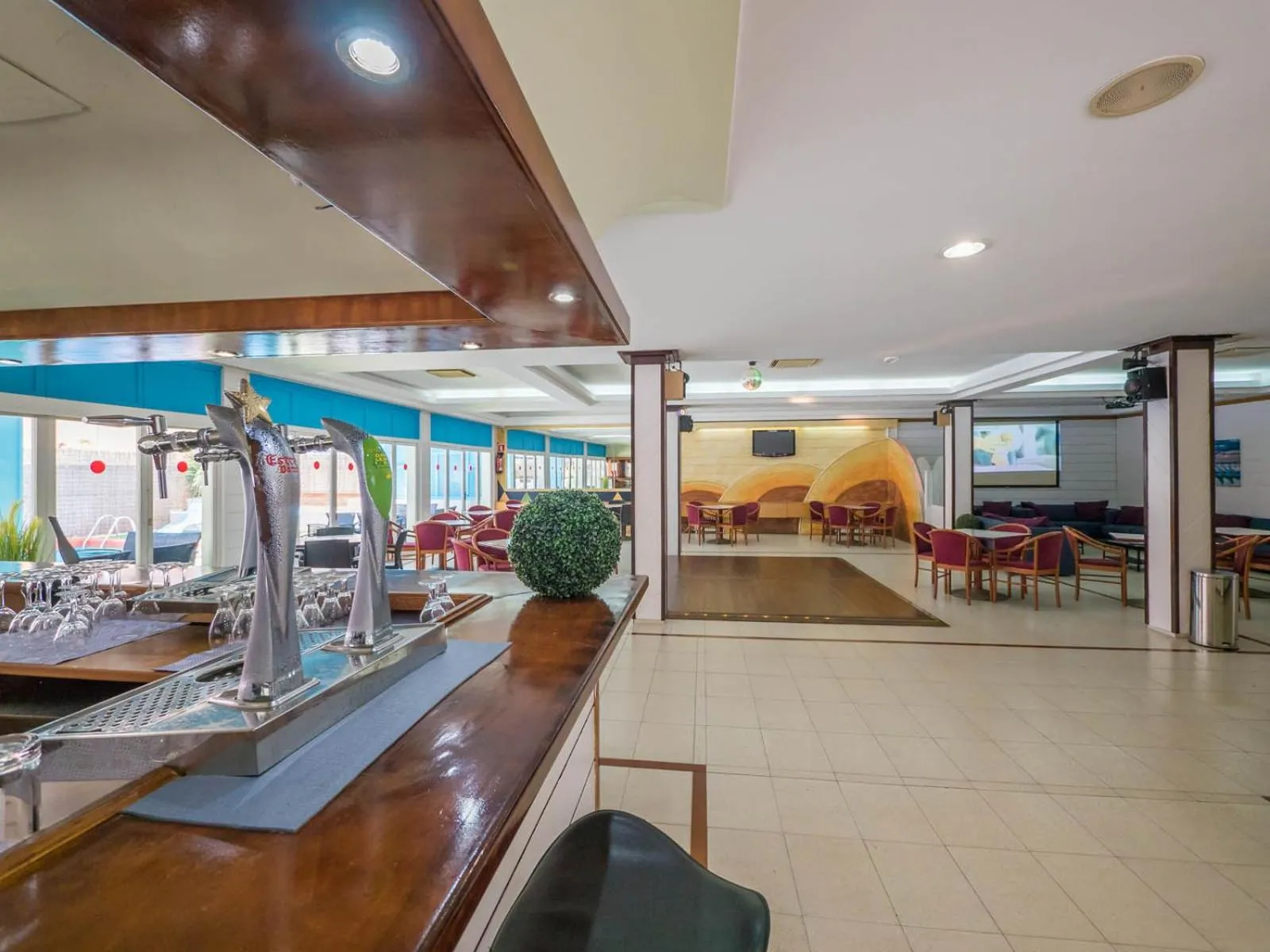 Communal lounge/ TV room in Hotel Golden Sand