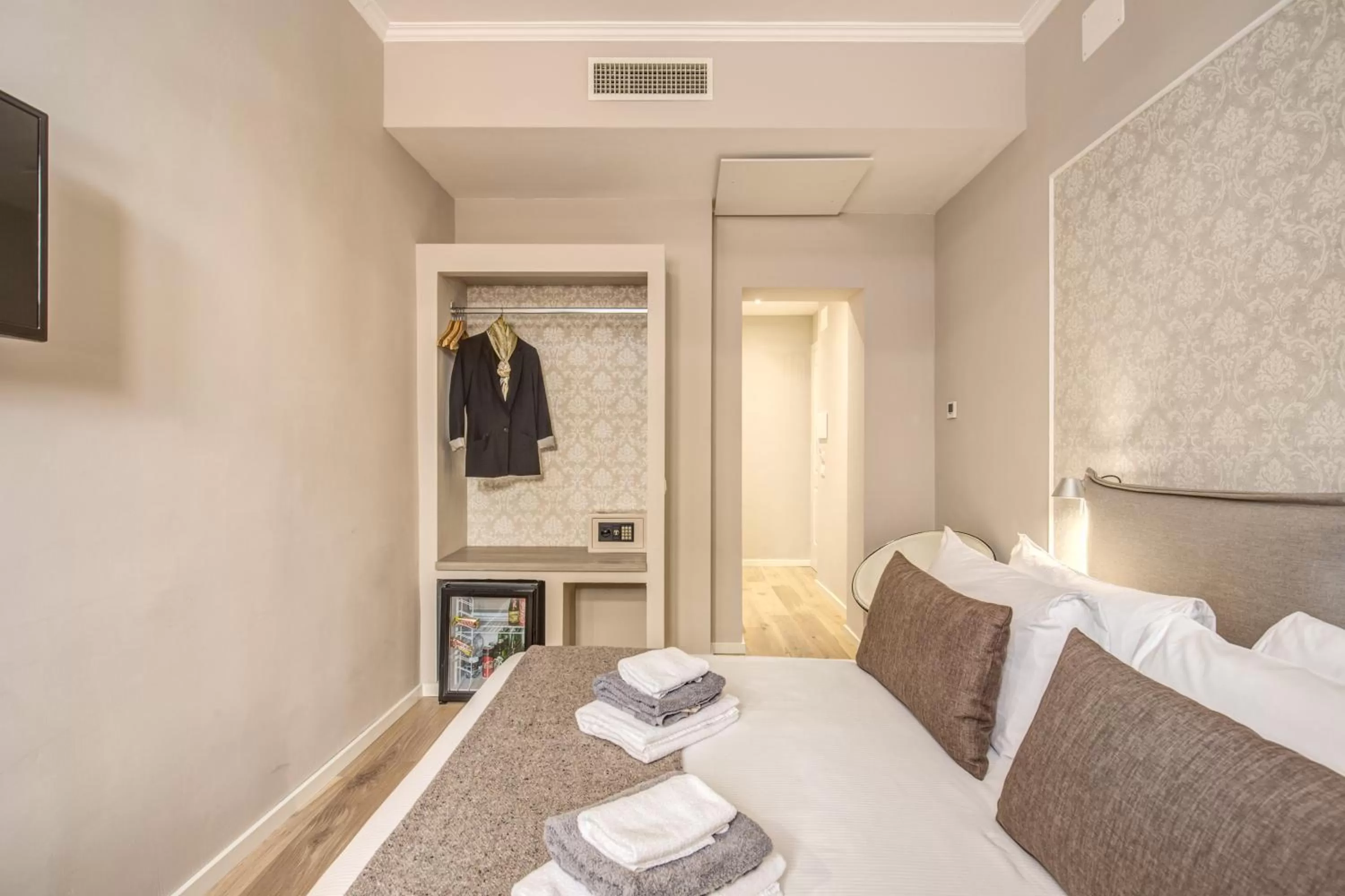 Photo of the whole room, Bed in The Spanish Suite Via di Ripetta