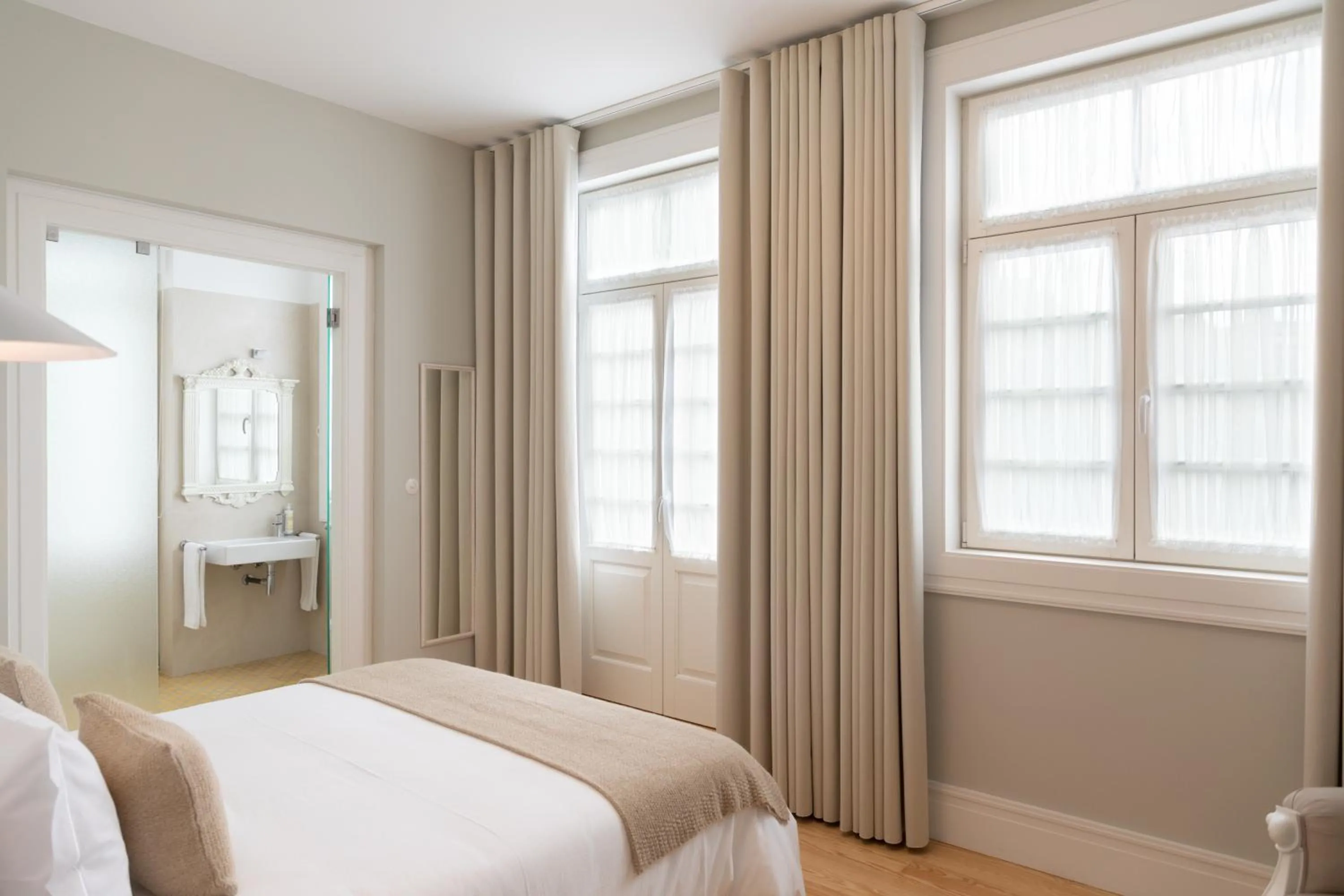 Toilet, Bed in Original Douro Hotel