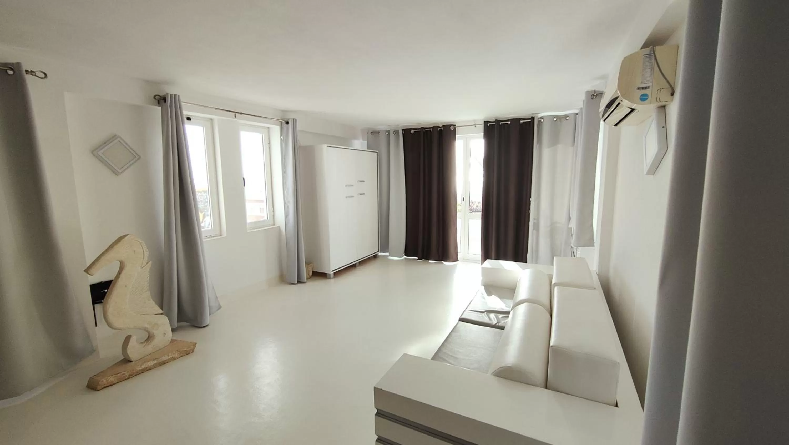 Photo of the whole room, Seating Area in Pensaò Big Game Maio