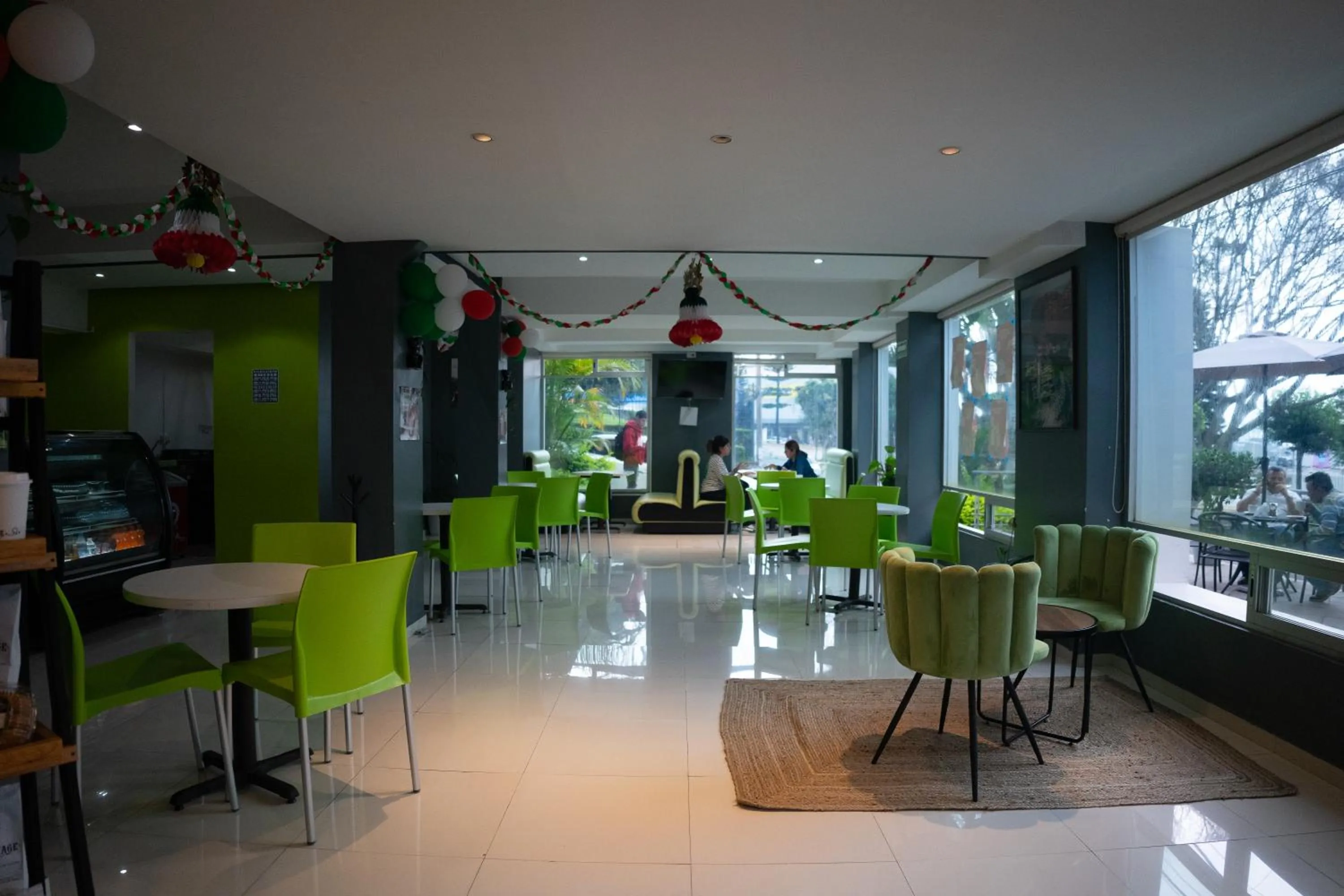 Restaurant/places to eat in SC HOTEL