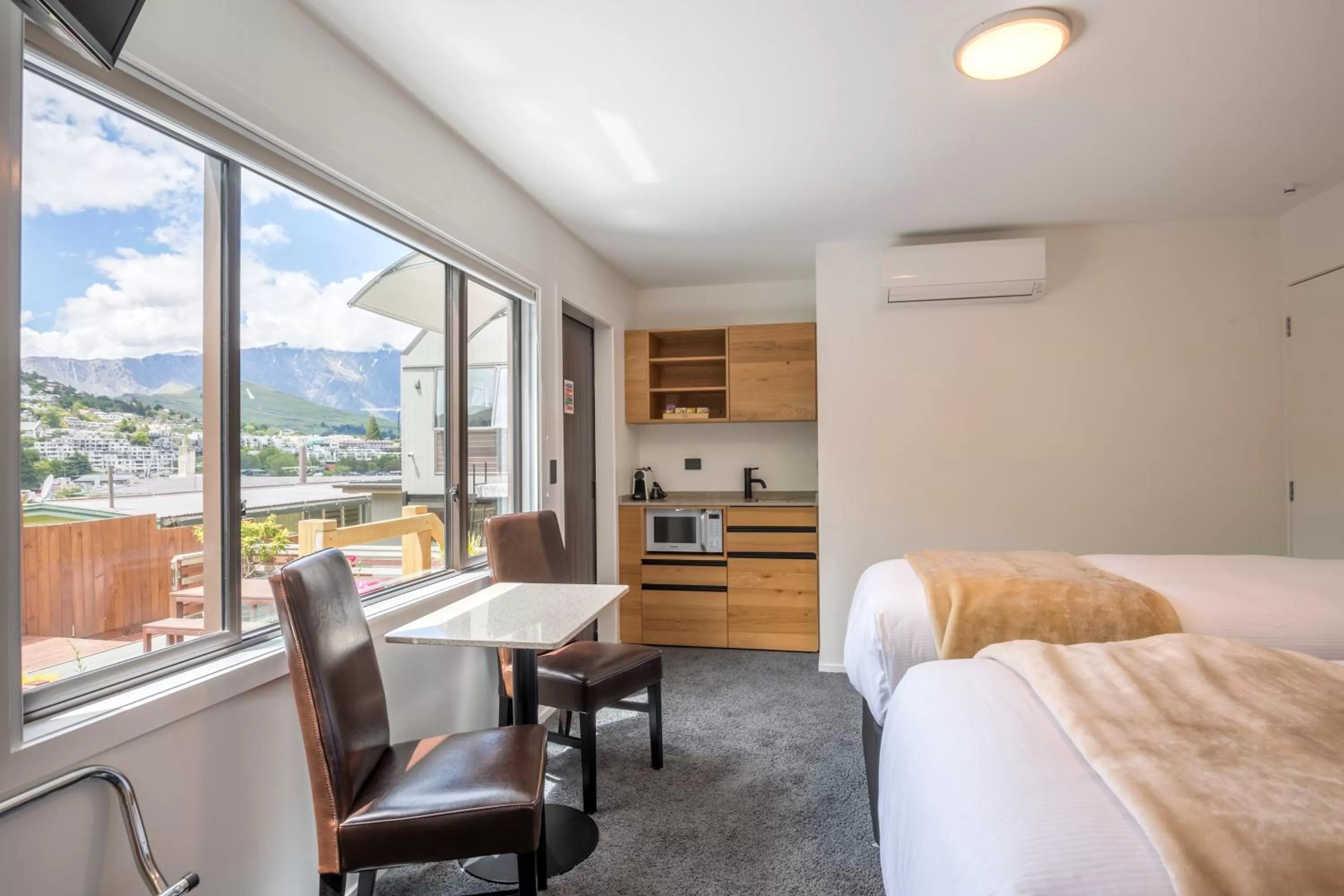 Living room, Bed in Lomond Lodge Motel & Apartments