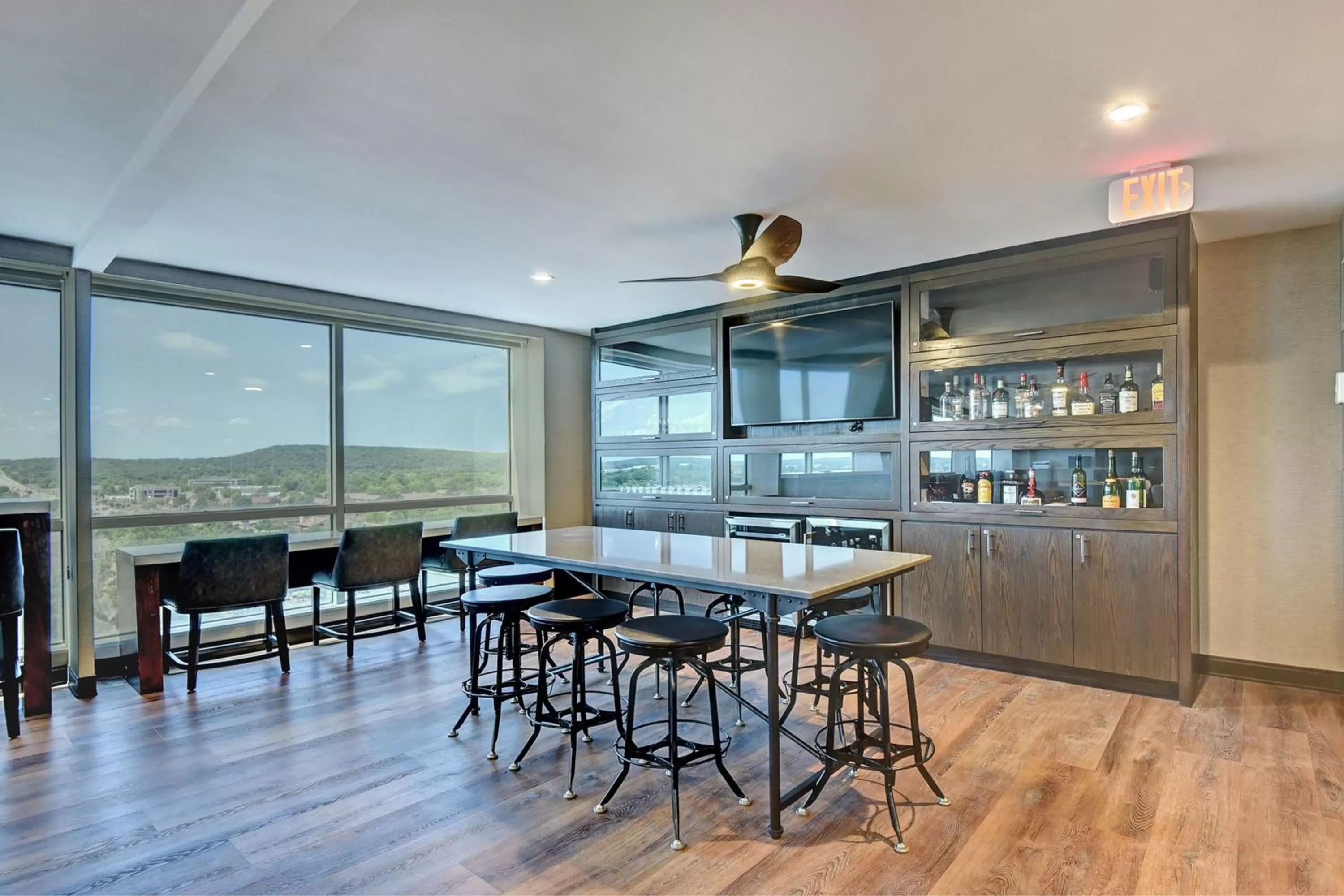 Lounge or bar in Tulsa Marriott Southern Hills