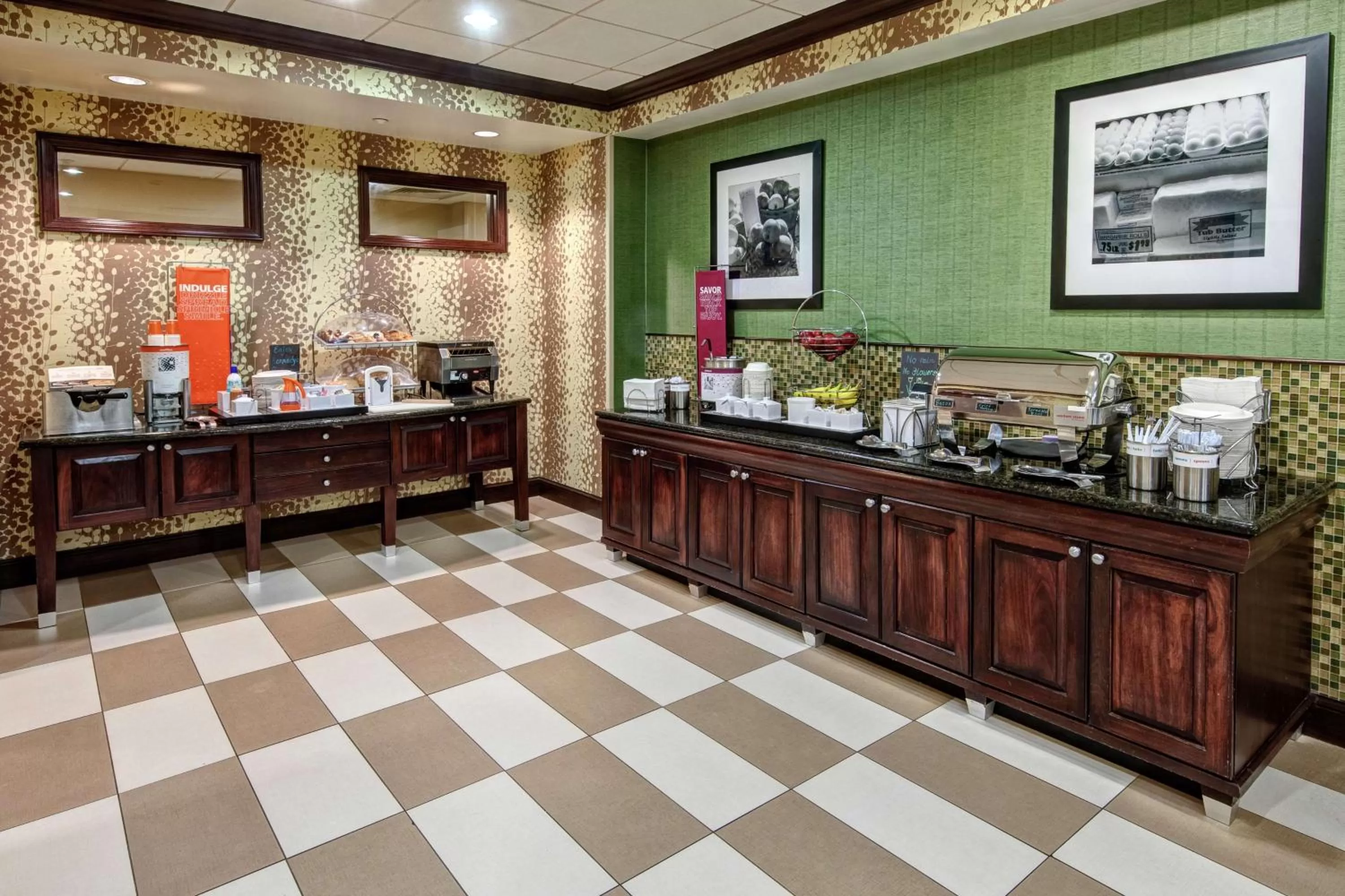 Dining area in Hampton Inn Cambridge