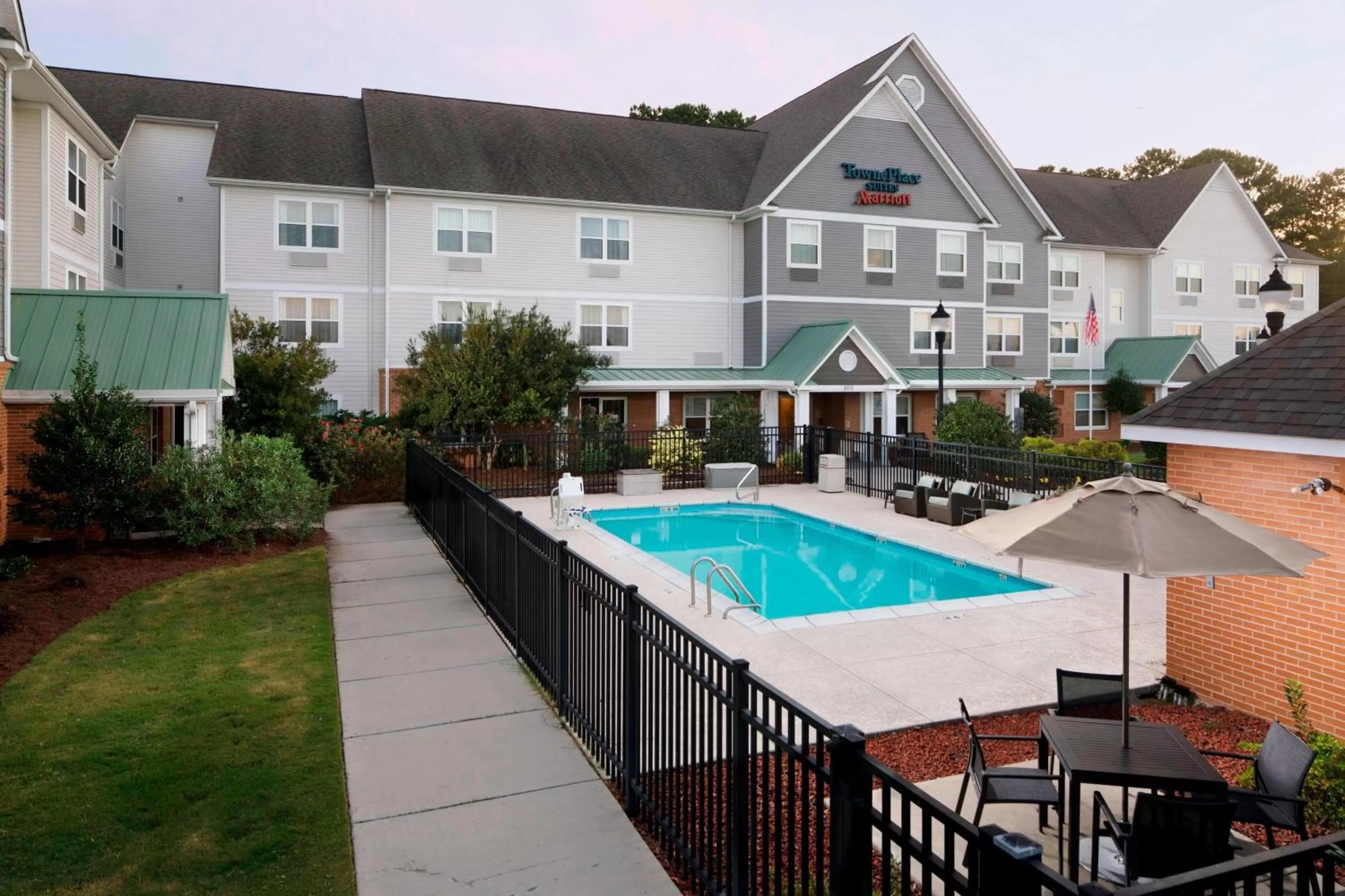 Swimming pool in TownePlace Suites by Marriott Jacksonville