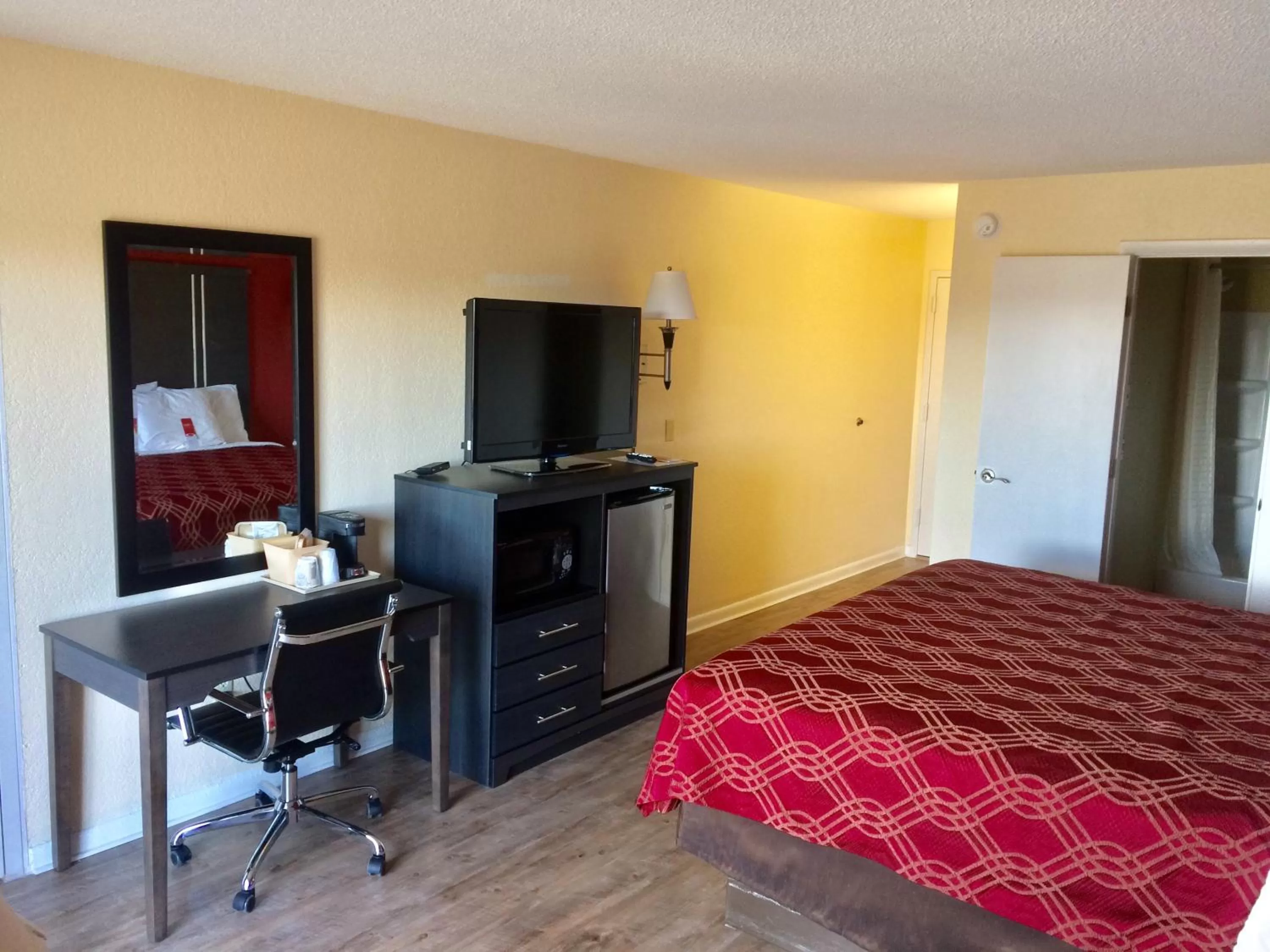 TV and multimedia, Bed in Econo Lodge Waynesville