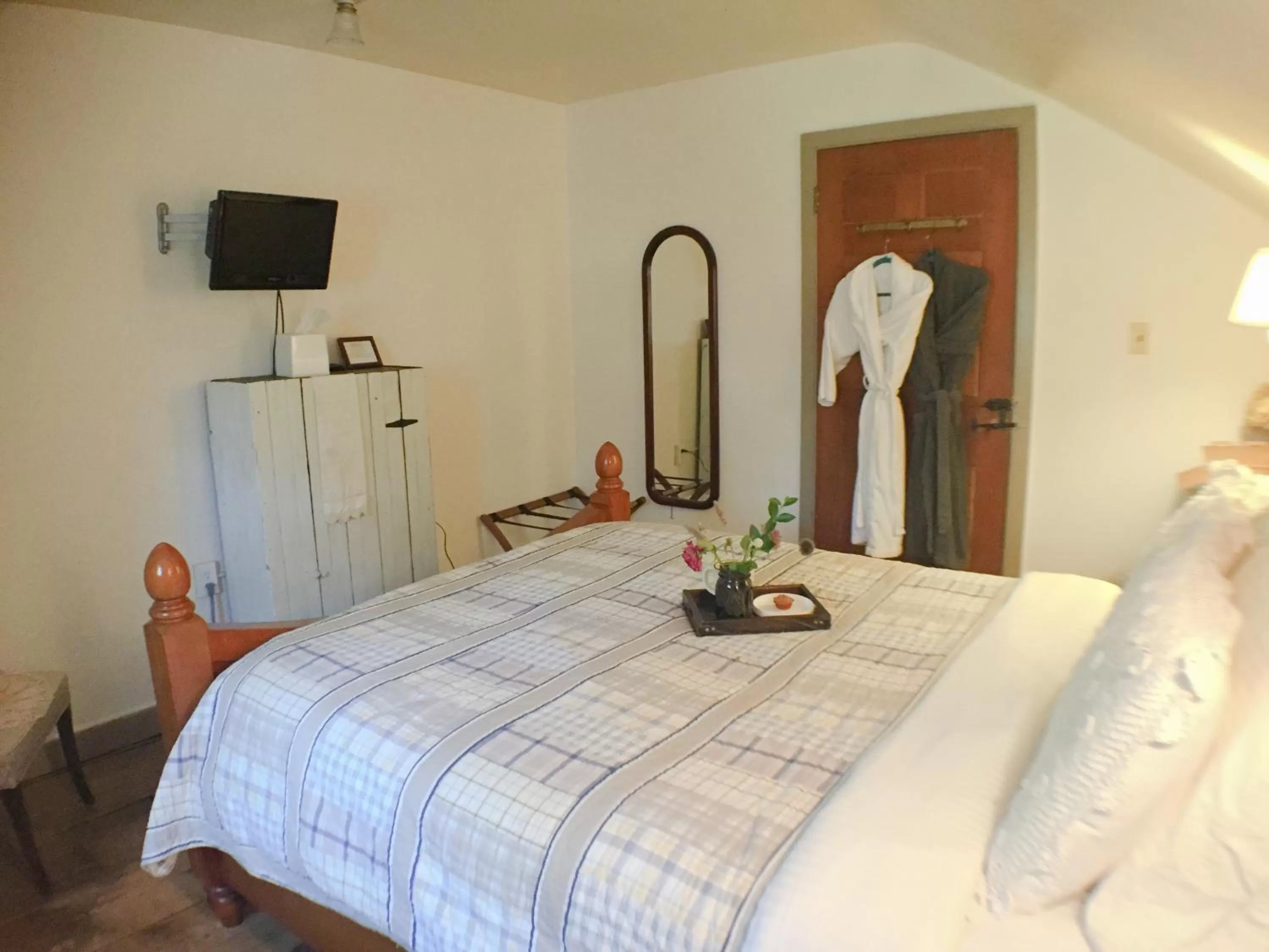 Standard Queen Room in The Borland House Inn