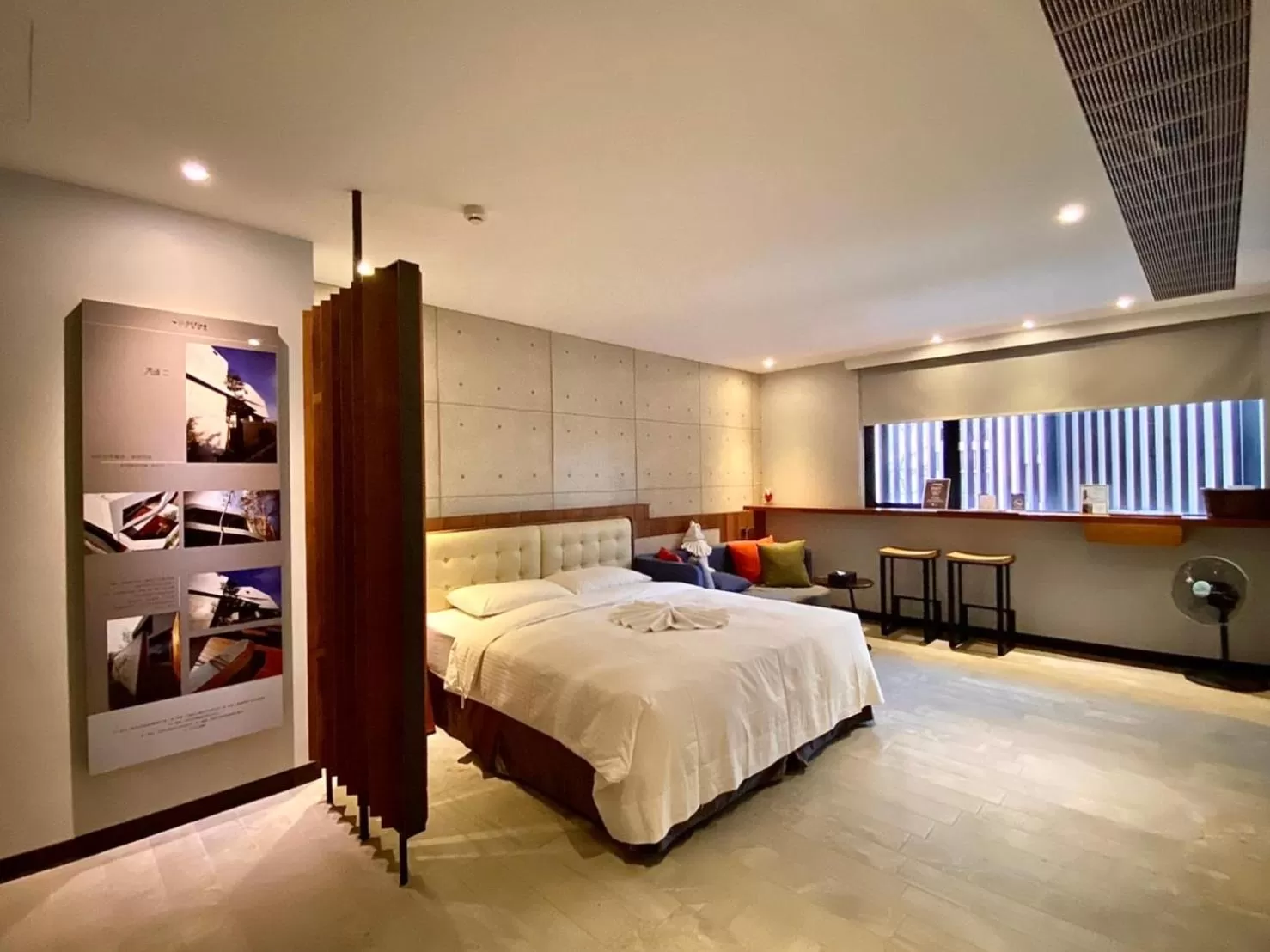 Photo of the whole room, Bed in 3 Door Hotel