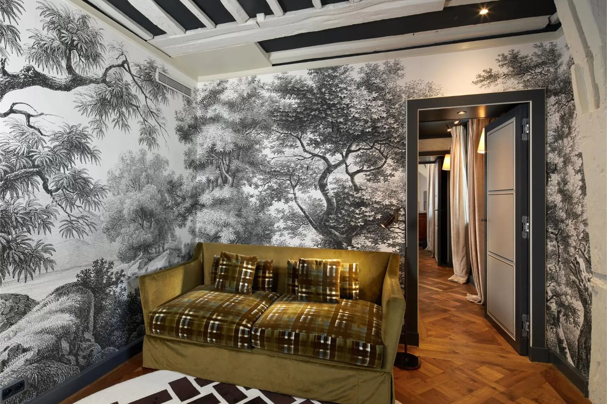 Bedroom in Le Pavillon de la Reine & Spa, Place des Vosges