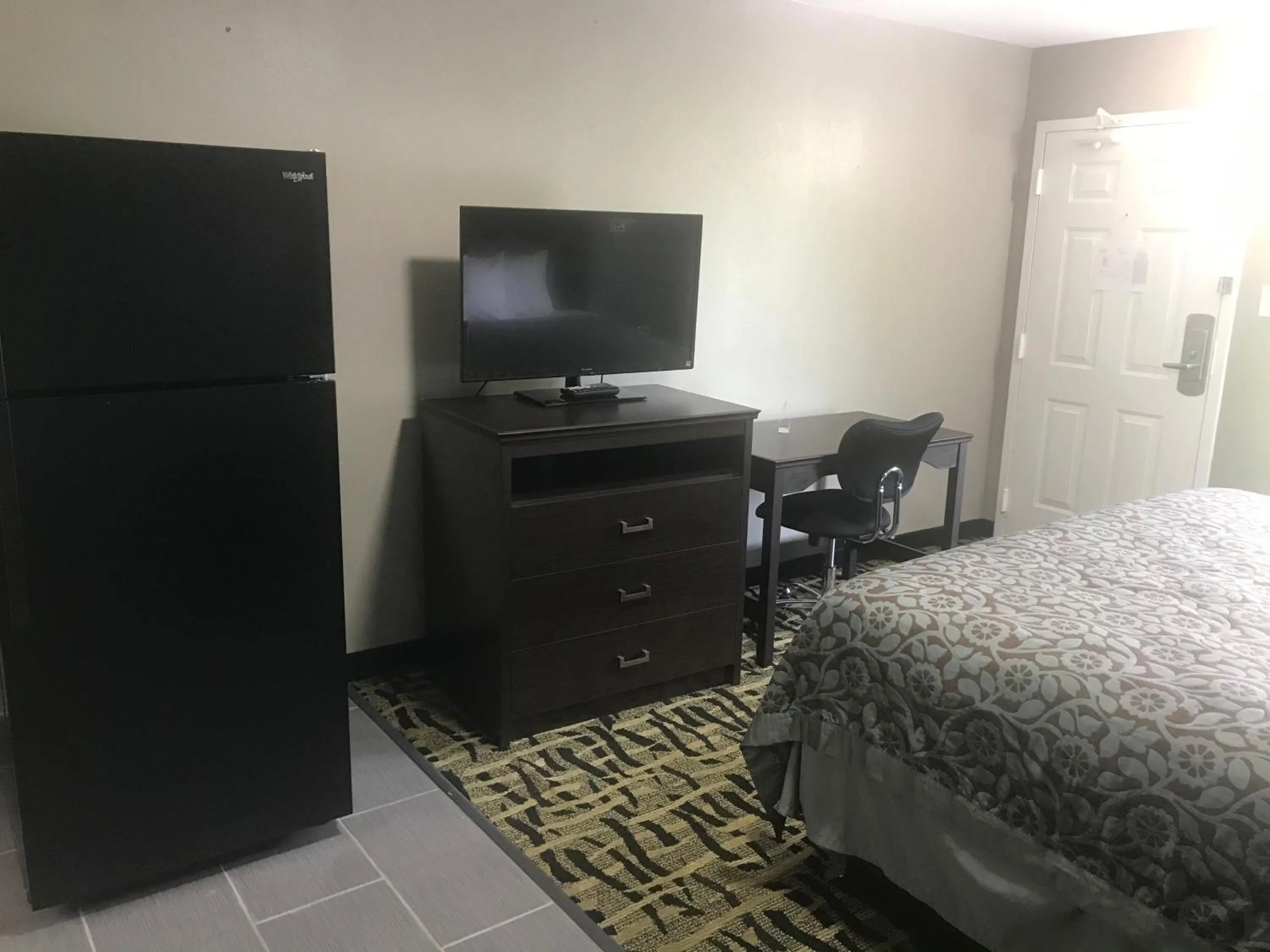 TV/Entertainment Center in Days Inn & Suites by Wyndham Collierville Germantown Area