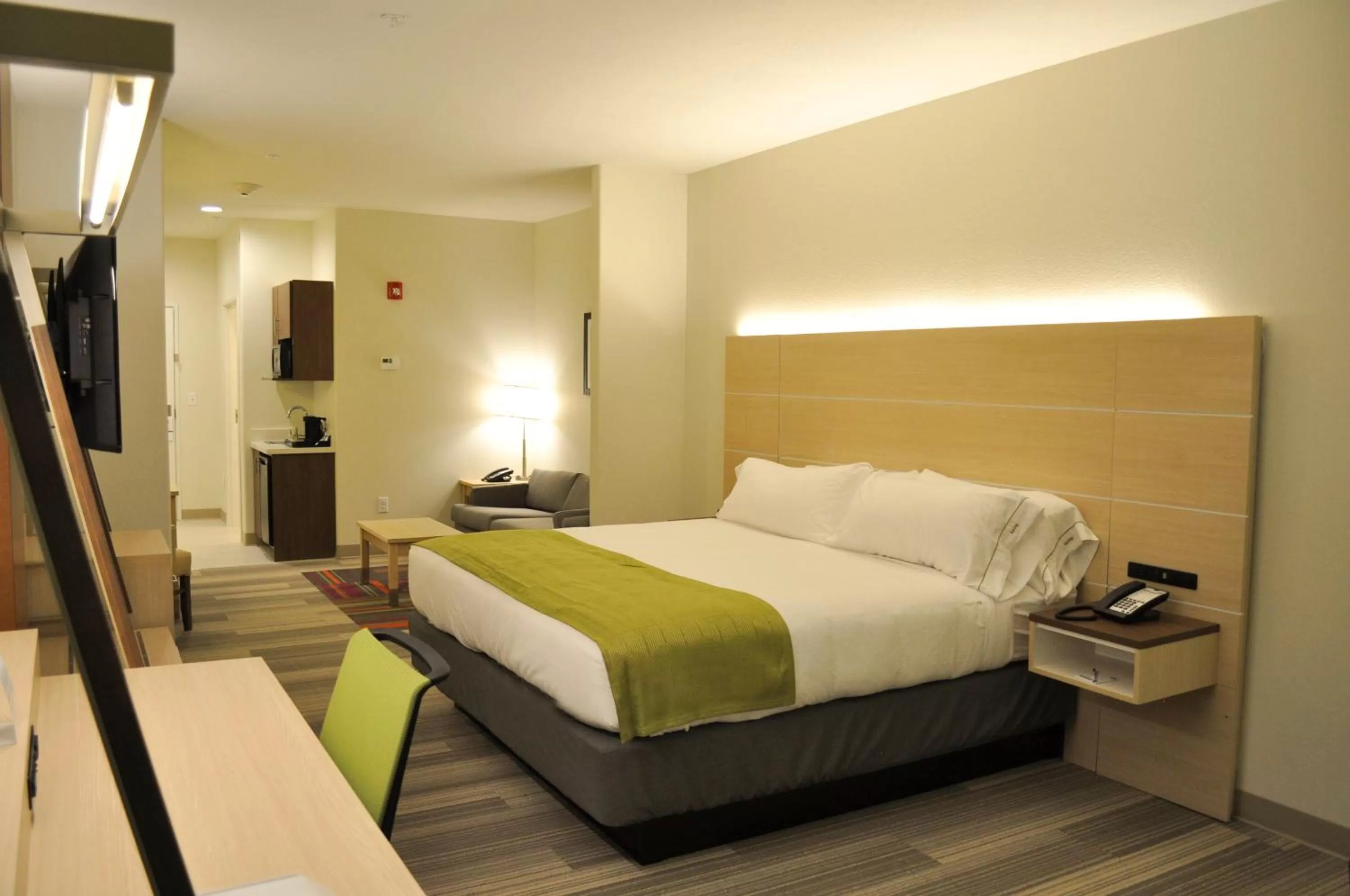 Photo of the whole room, Bed in Holiday Inn Express & Suites Price by IHG
