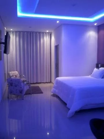 Bathroom, Bed in Hotel e Locadora Vizon