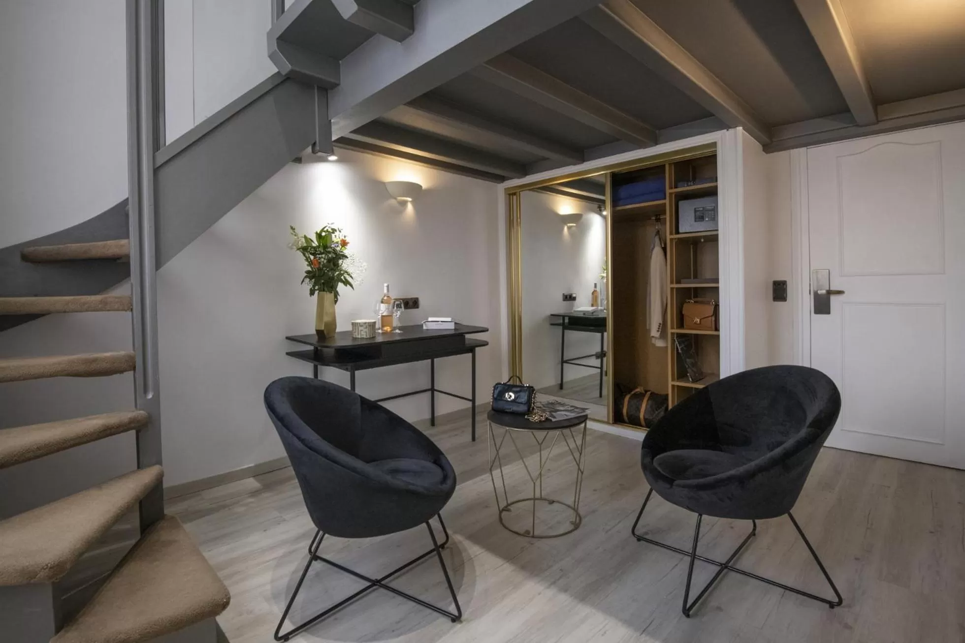 Bedroom in GOLDEN TULIP CANNES HOTEL de PARIS