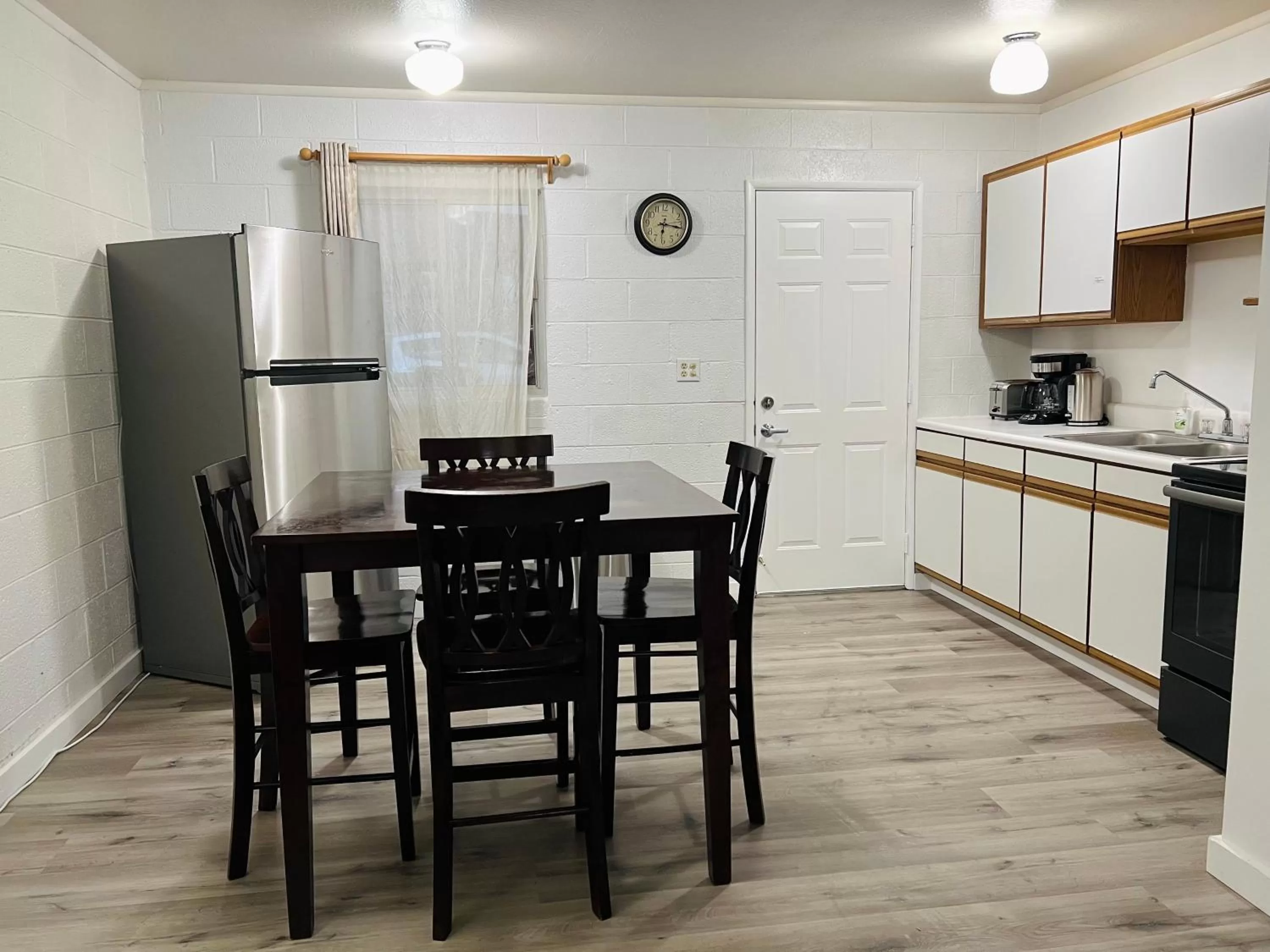 kitchen in Lake Powell Motel & Apartments
