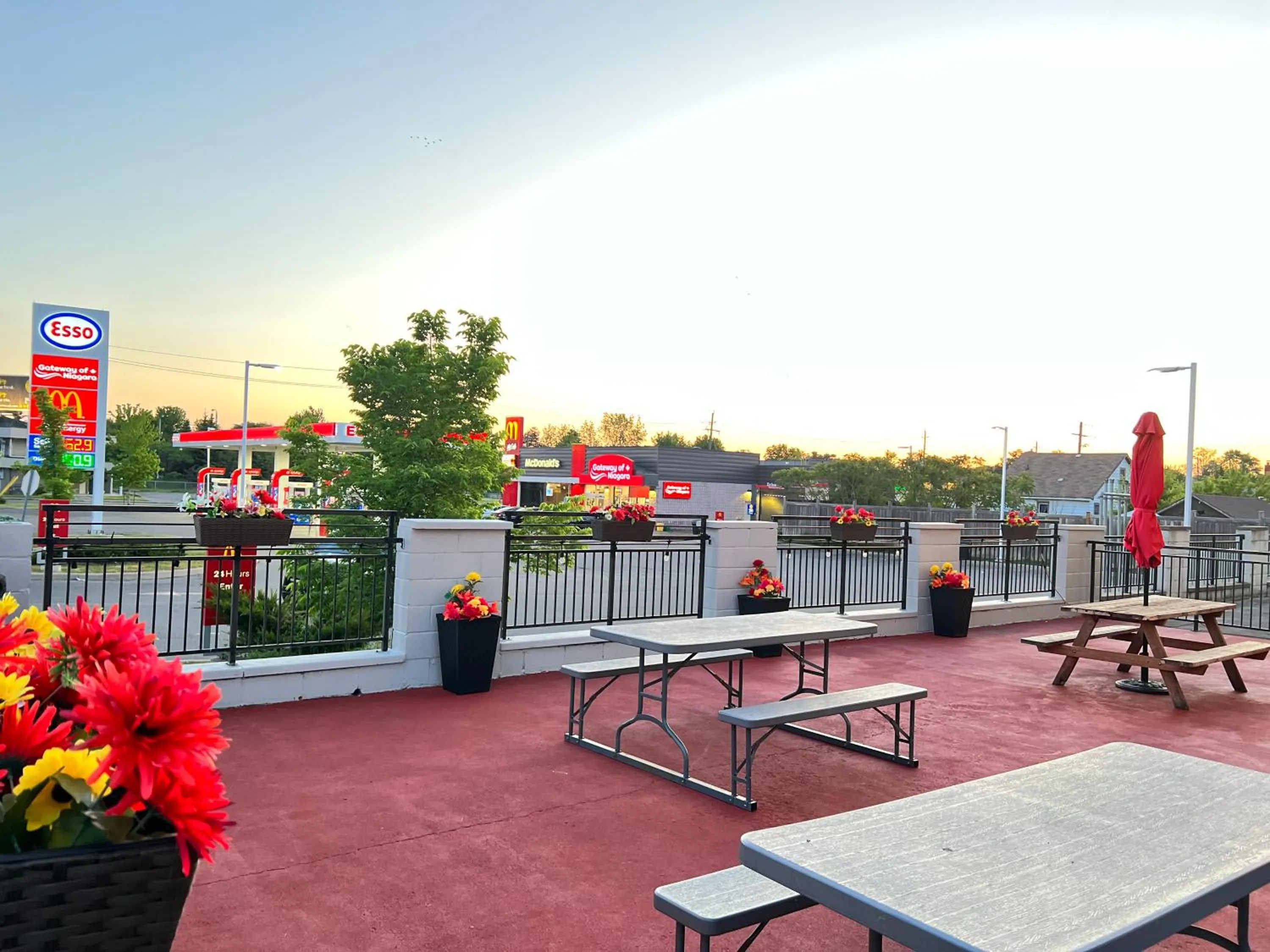 Patio in The Glengate Hotel & Suites