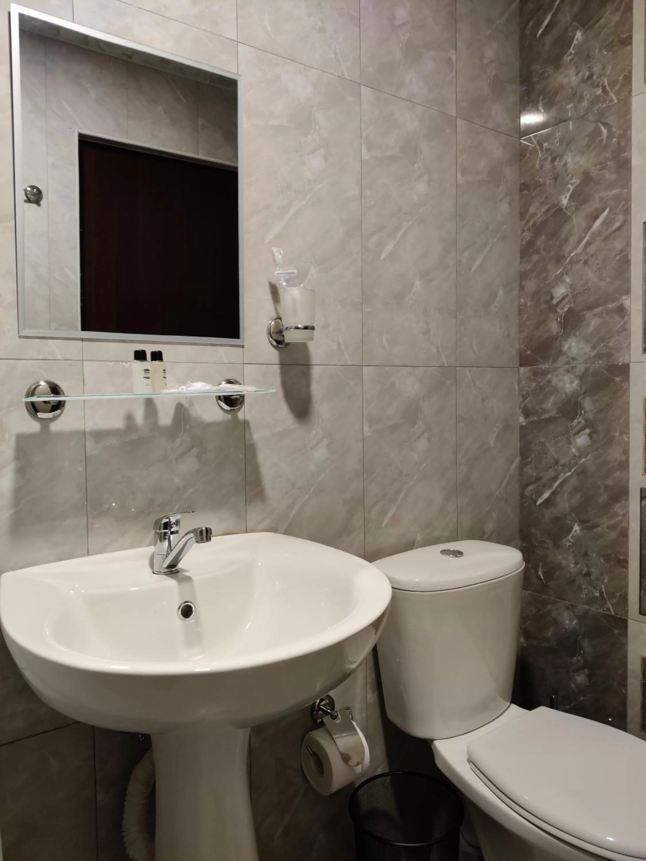 Bathroom in Richmind Hotel